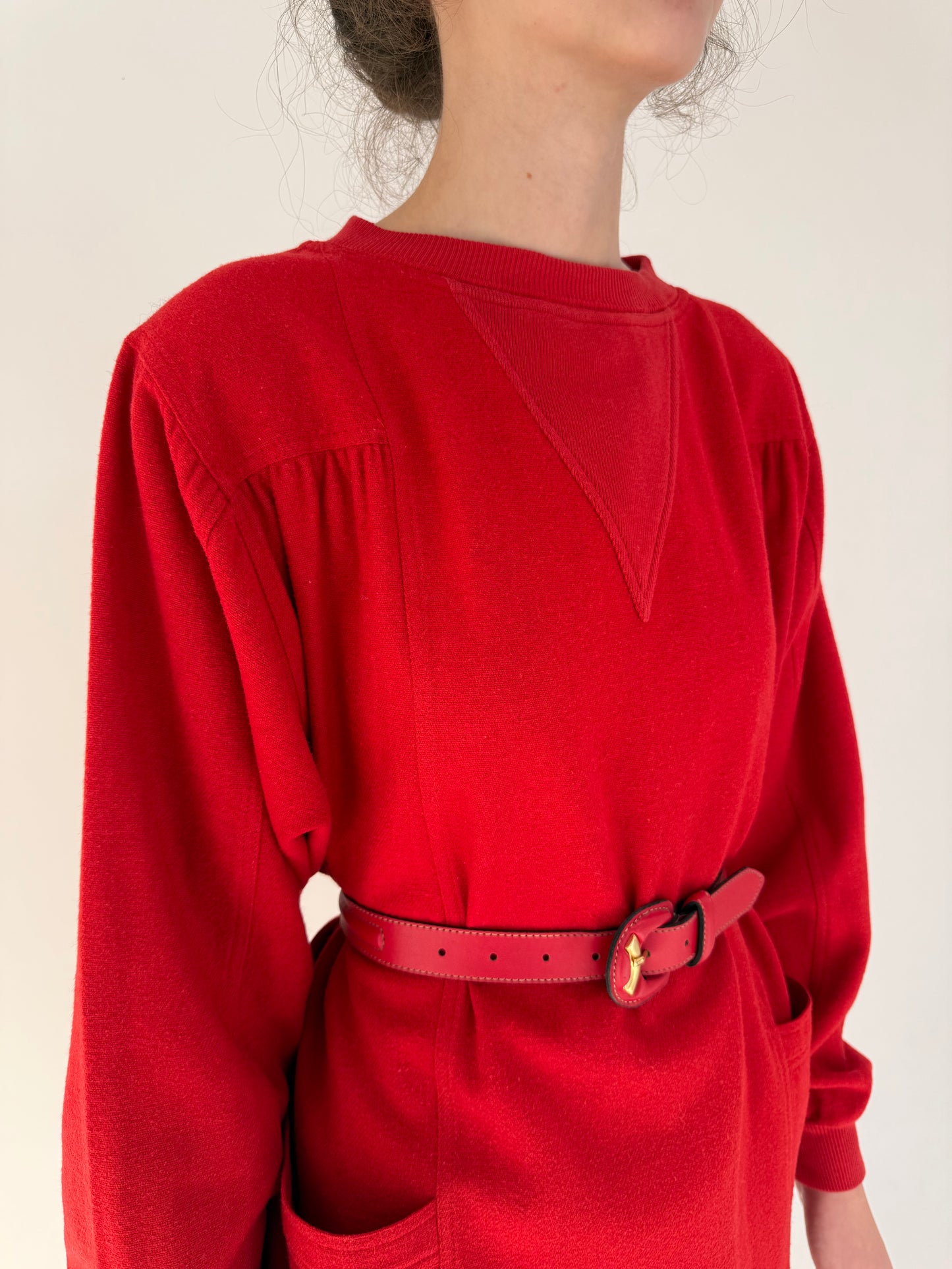 Rochie cherry red din lana extrafina cu buzunare și mânecă tip fluture