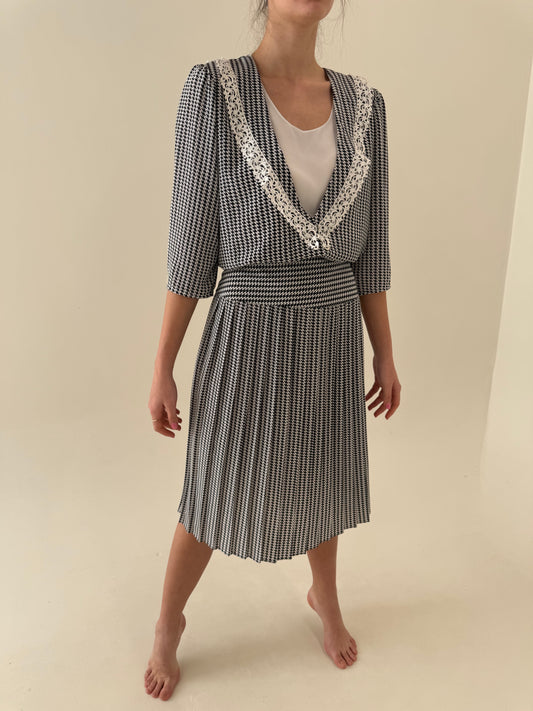 Rochie vintage pued de coq cu inserții de dantelă macrame și fustă plisată