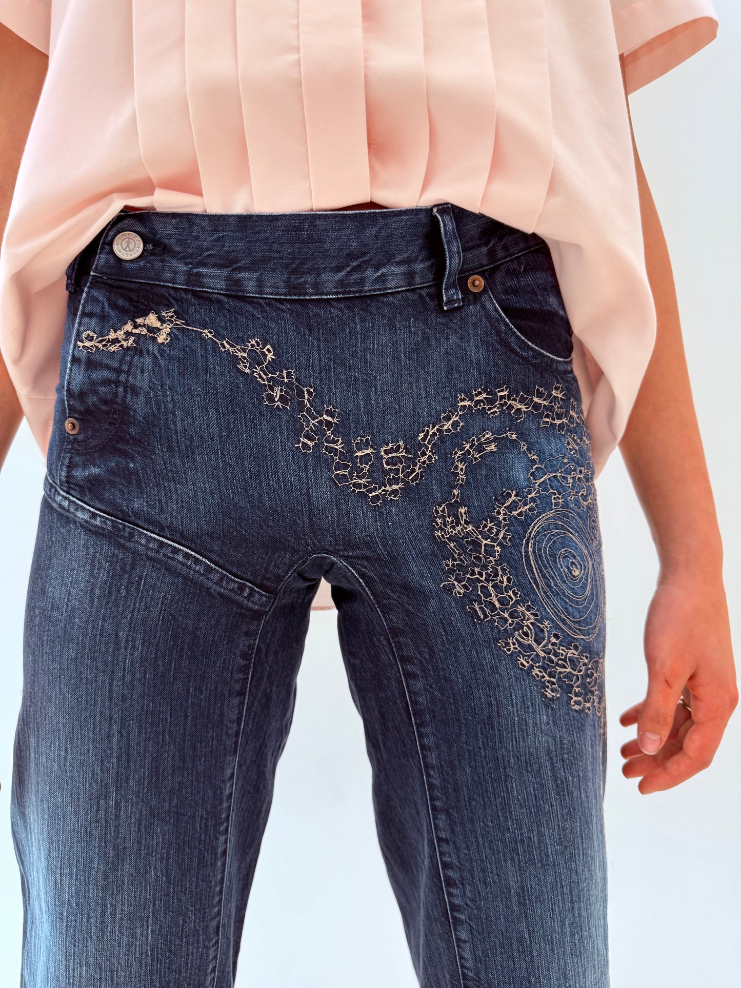 Jeans luxury de designer japonez Michiko Koshino palazzo cu broderie în croi specific
