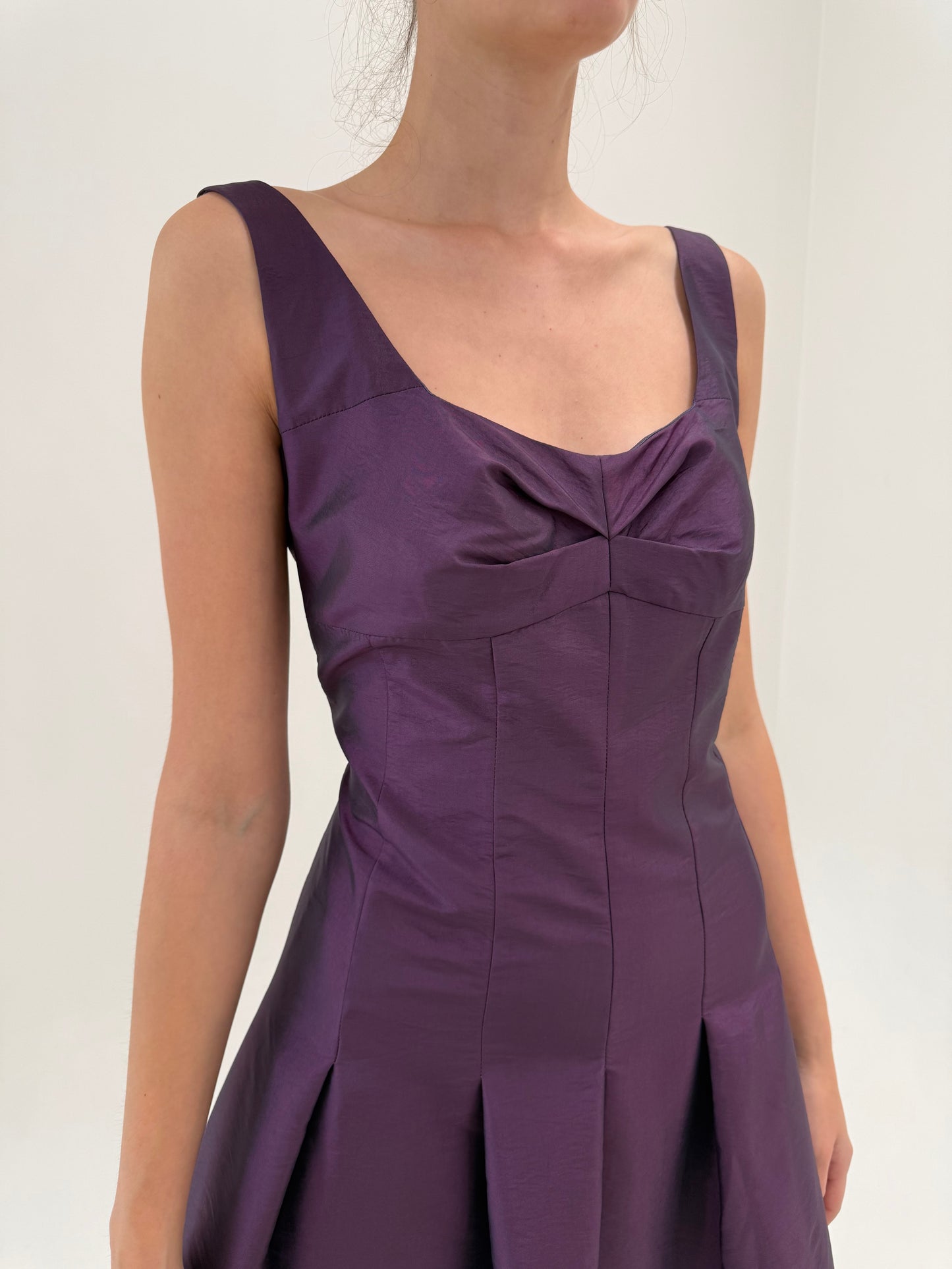 Rochie aubergine cu corsaj de designer din tafta naturală perlata ușor