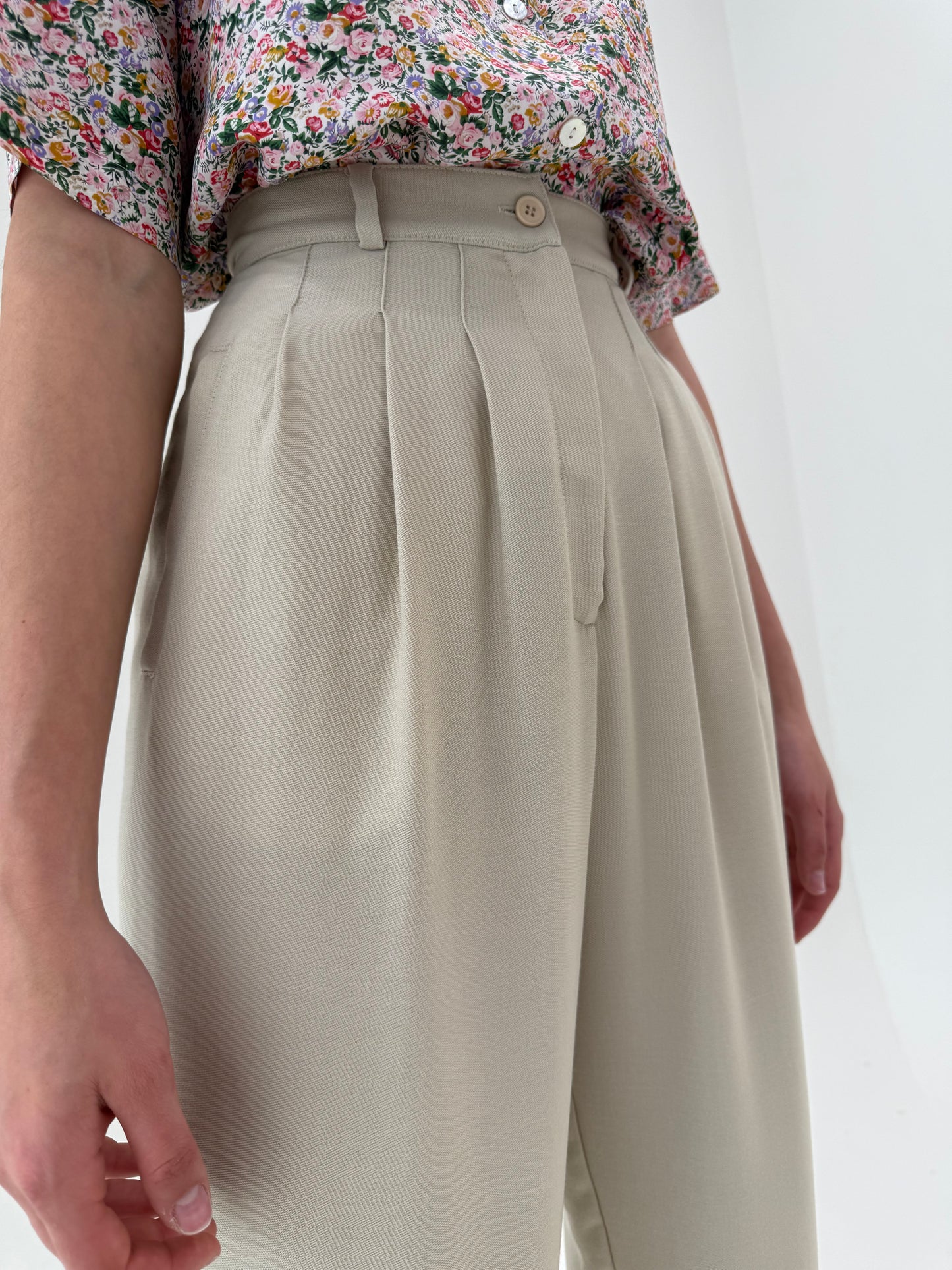 Pantaloni tall sand nude cu pense și talie extrem de înaltă