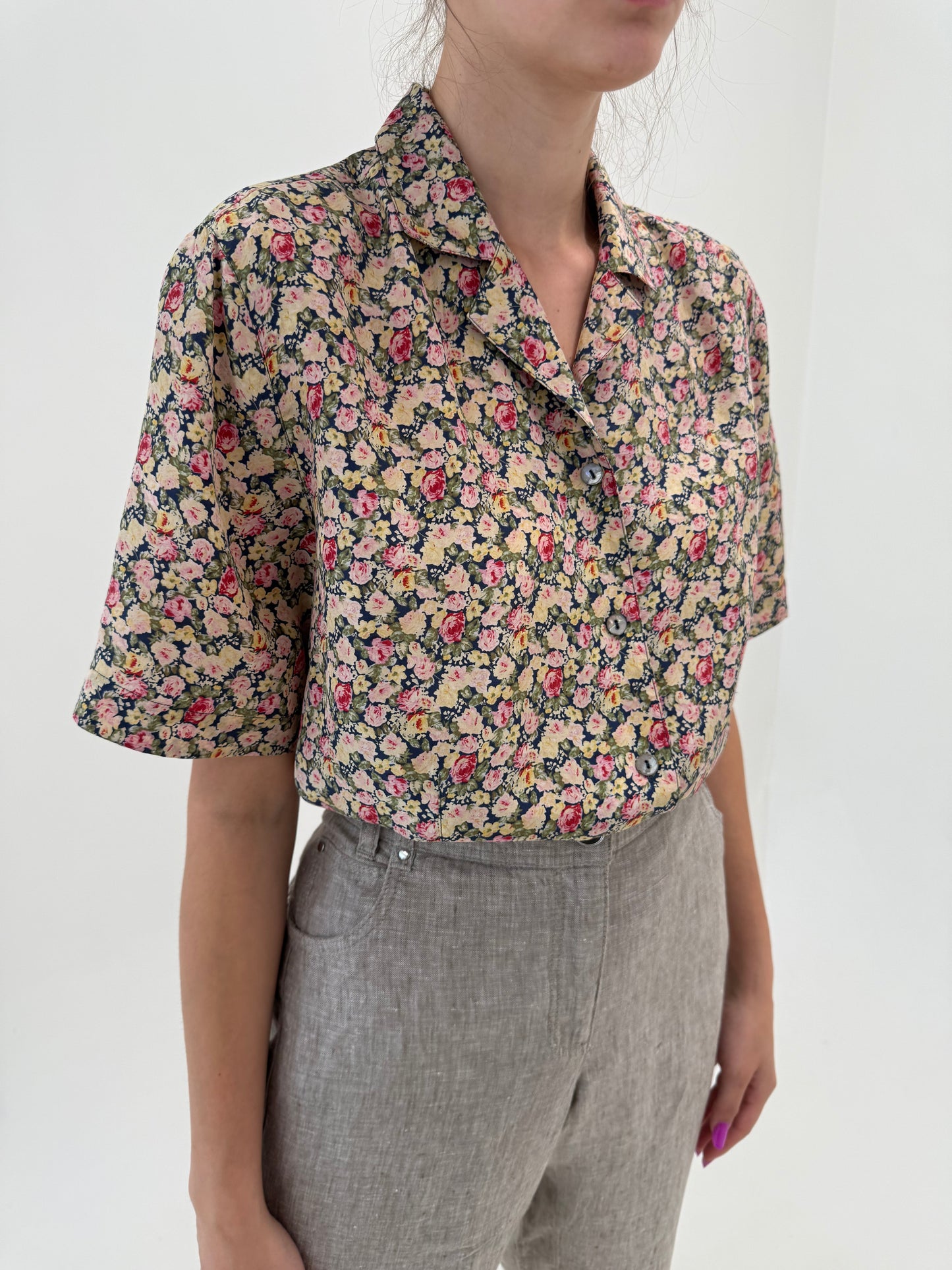 Cămașa camel din mătase naturală cu print floral delicat