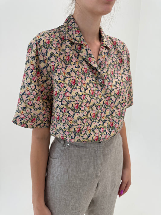 Cămașa camel din mătase naturală cu print floral delicat