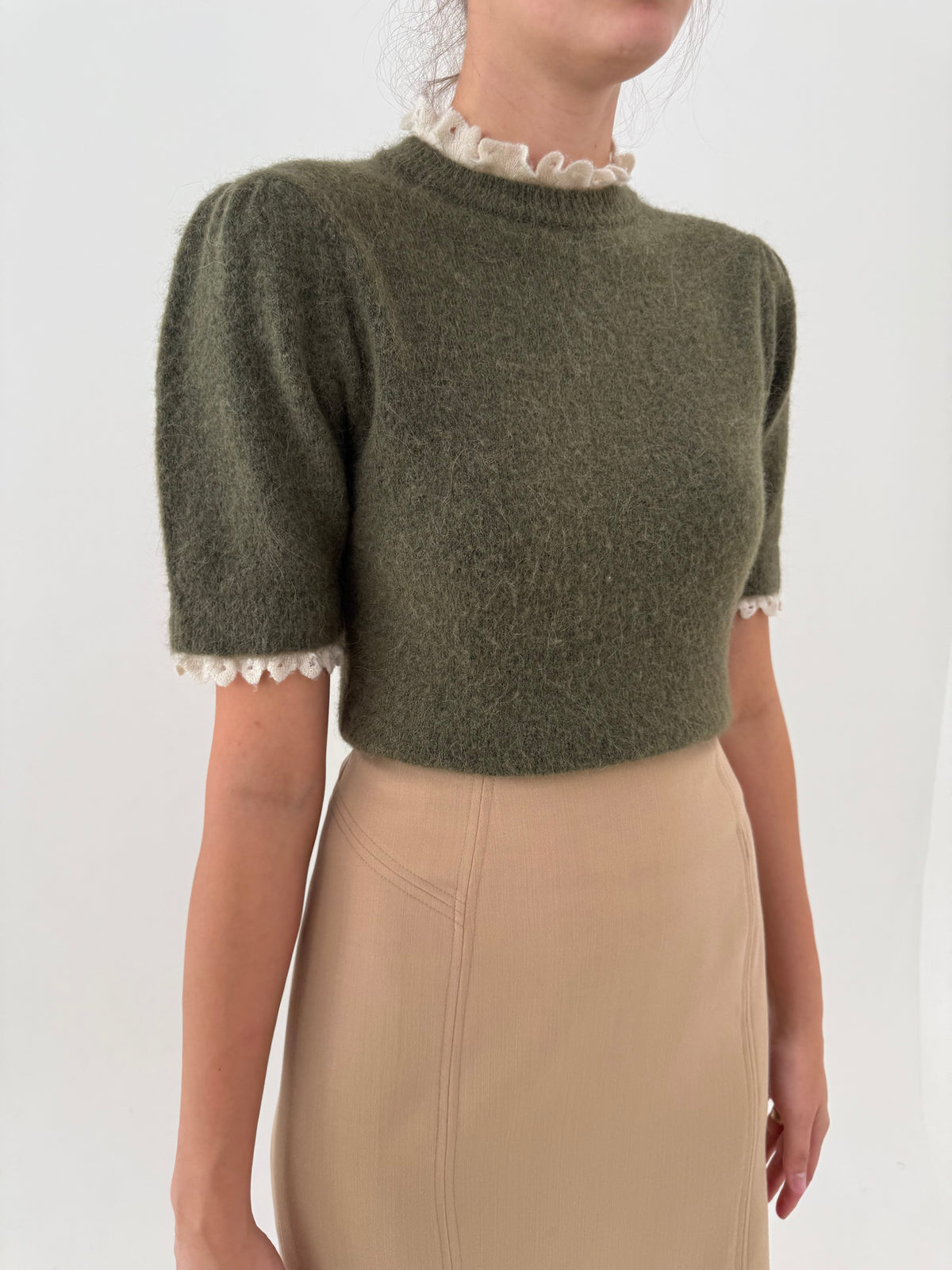 Top dark green din mix de lana și alpaka cu detalii feminine ivorie