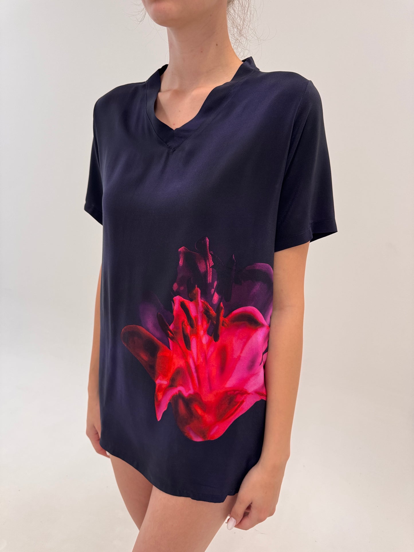 Top cu print superb în croi minimalist din mătase naturală