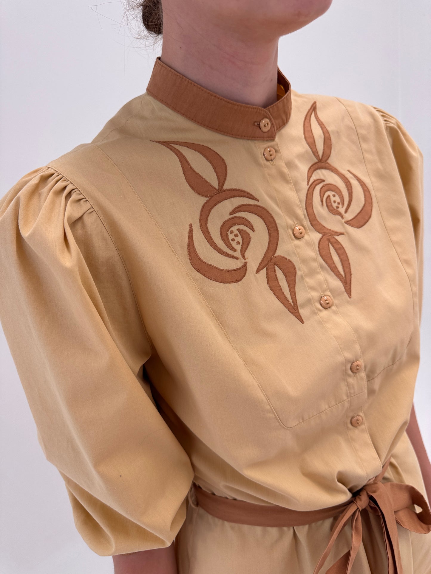 Rochie vintage camel cu talie reglabilă și broderie din canvas de bumbac cu buzunare