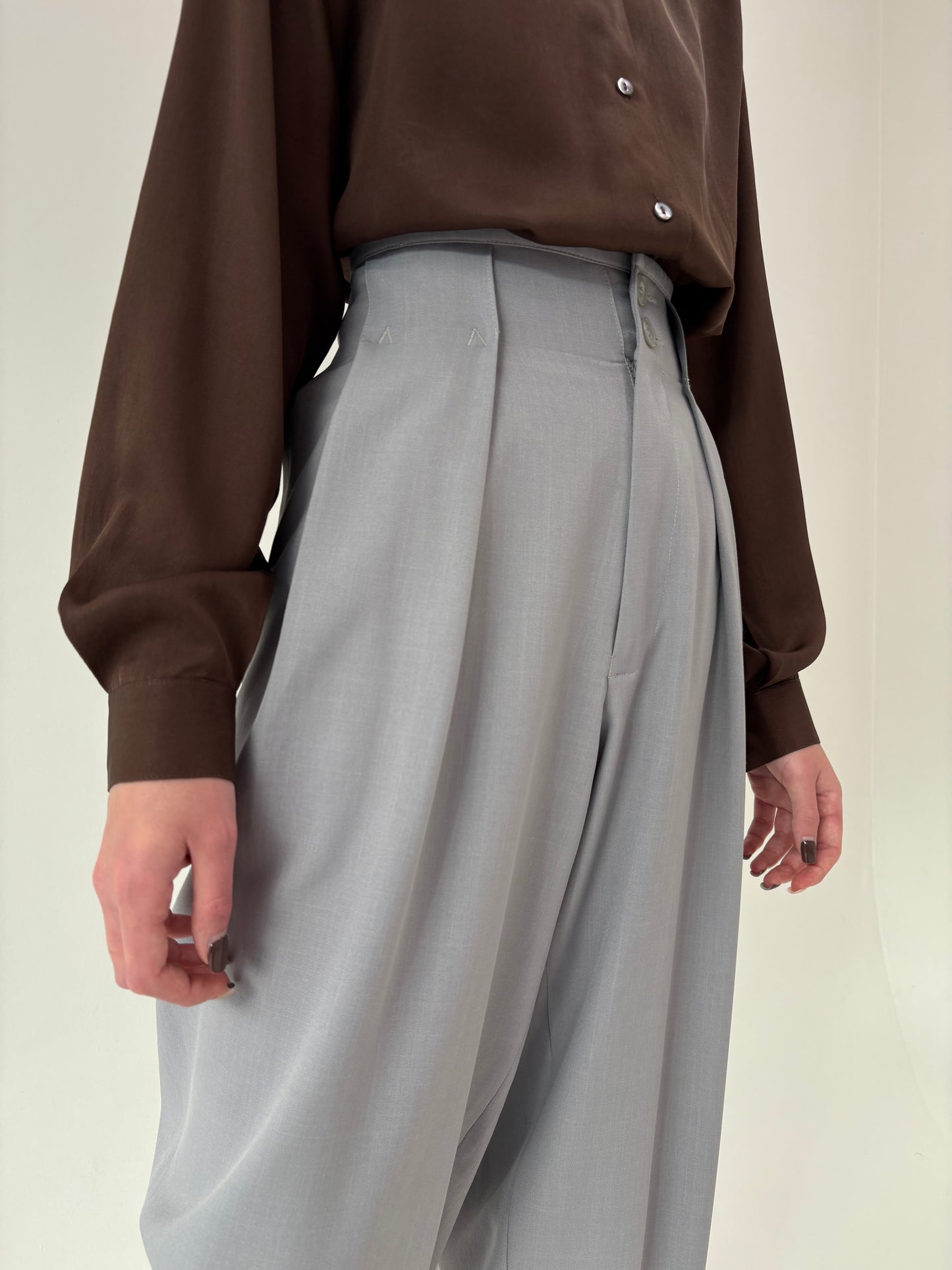 Pantaloni spectaculoși cu pense adânci silver gray din lana extrafina