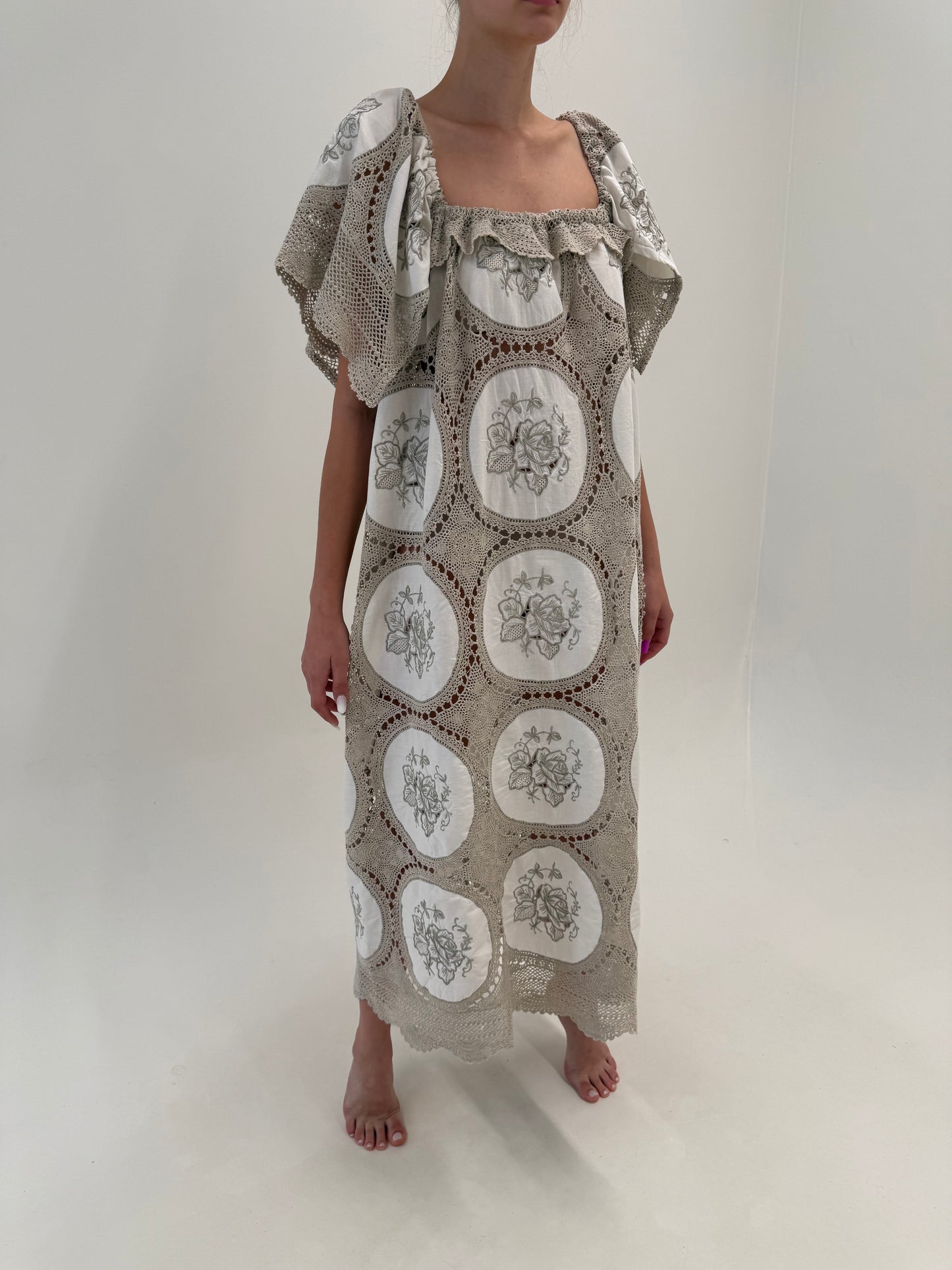Rochie maxi integral lucrată manual cu broderie excepțională și macrame din in tot lucrat manual