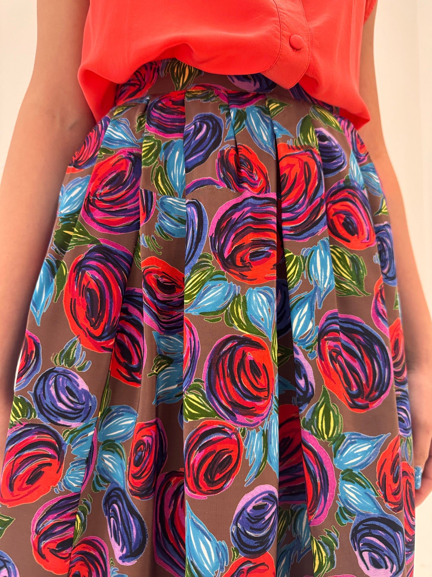 Fustă maxi chocolate brown cu print floral stilizat și talie ultra marcată