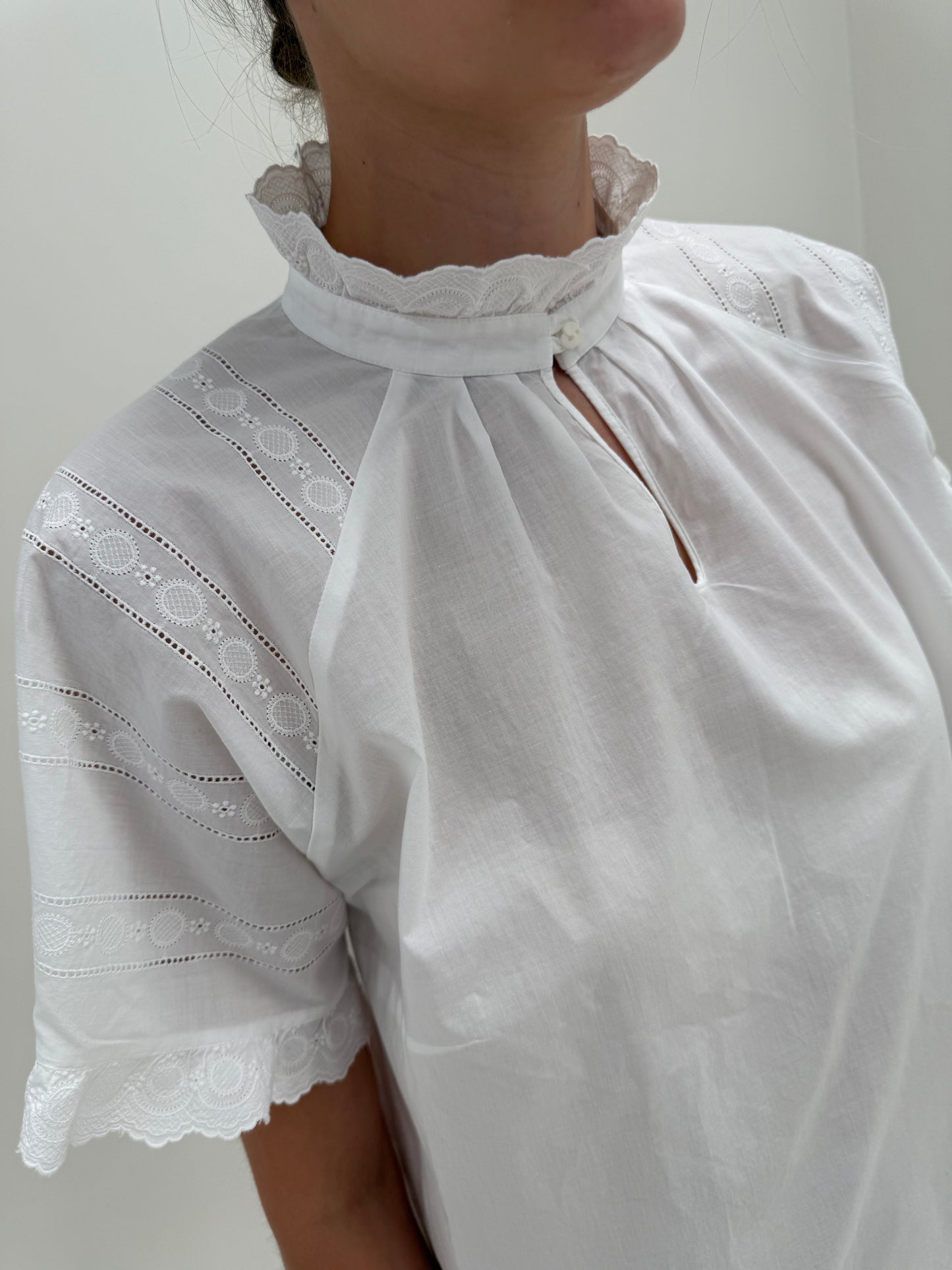 Cămașa vintage bijuterie cu broderie manuală extrem de fină