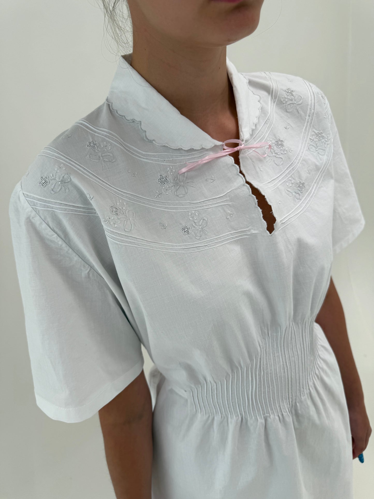 Rochie vintage bijuterie cu broderie manuală delicată din pânză de bumbac excepțională