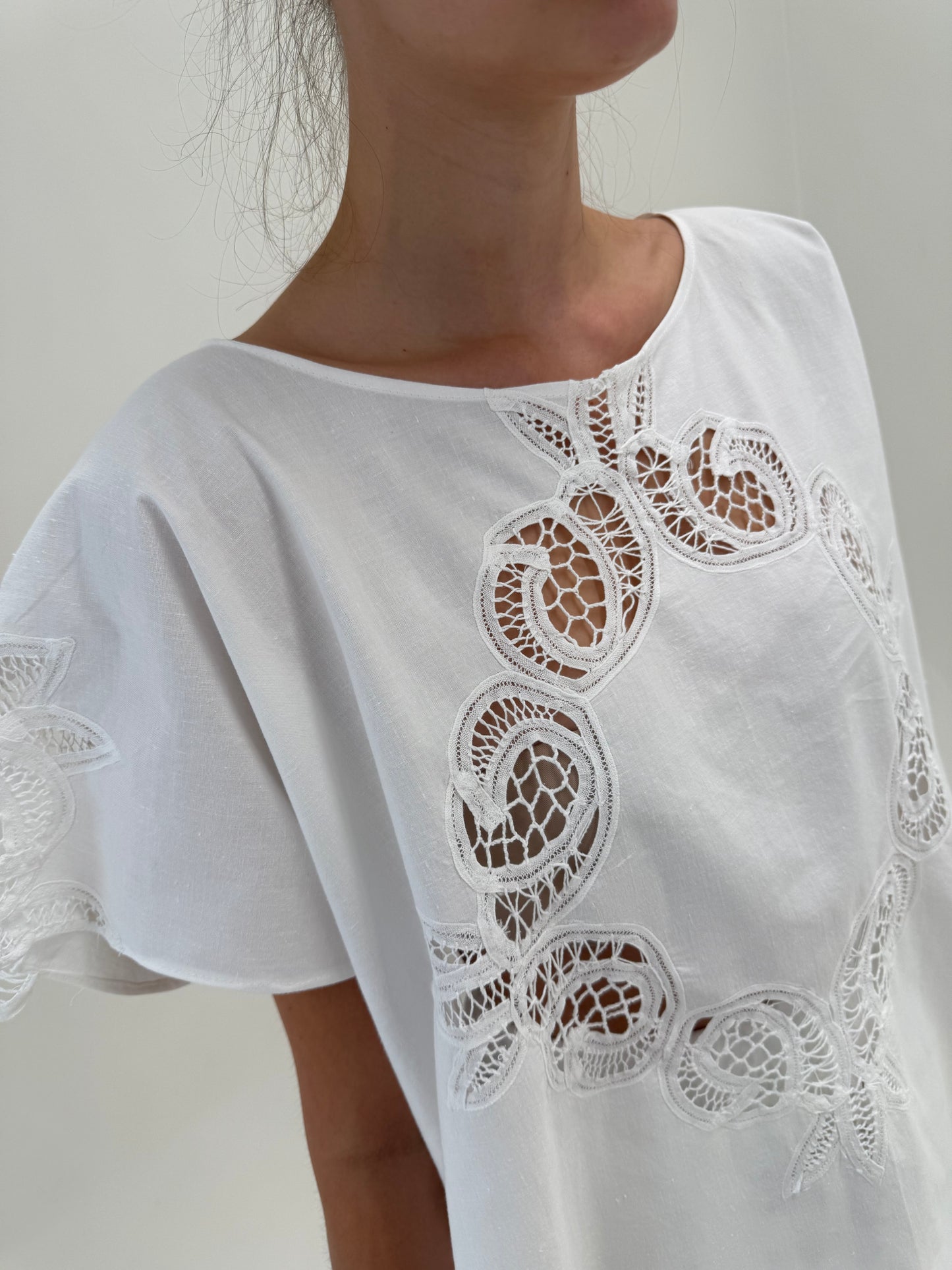 Tunica bijterie cu broderie și macrame lucrat manual în croi amplu