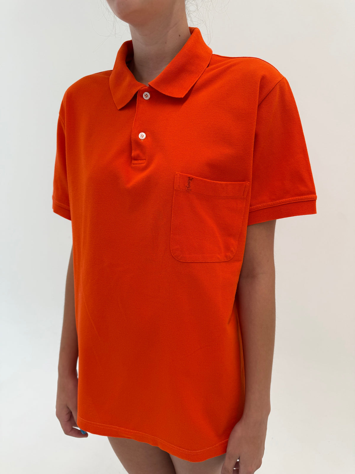 Tricou polo Yves Saint Laurent electric orange din bumbac pique cu logo discret brodat