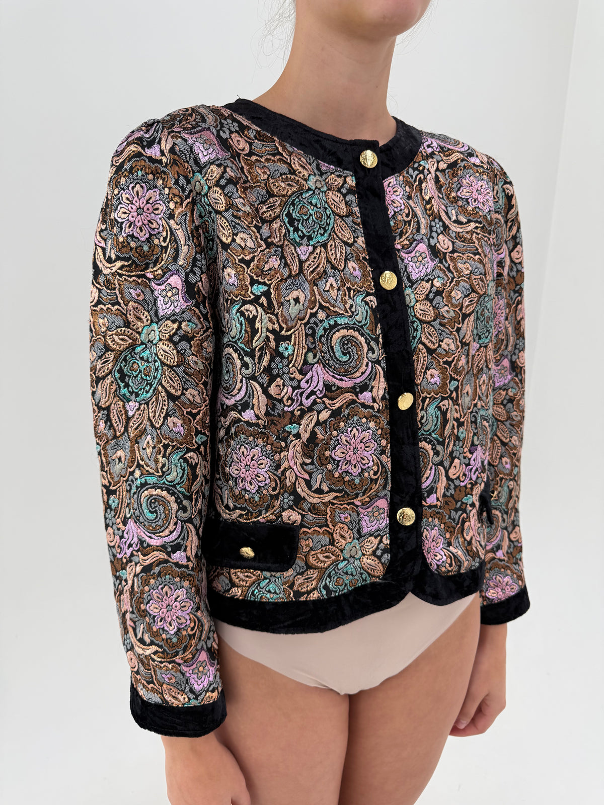 Set bijuterie in stil chanel din brocart prețios cu fustă creion cu buzunare și sacou boxy