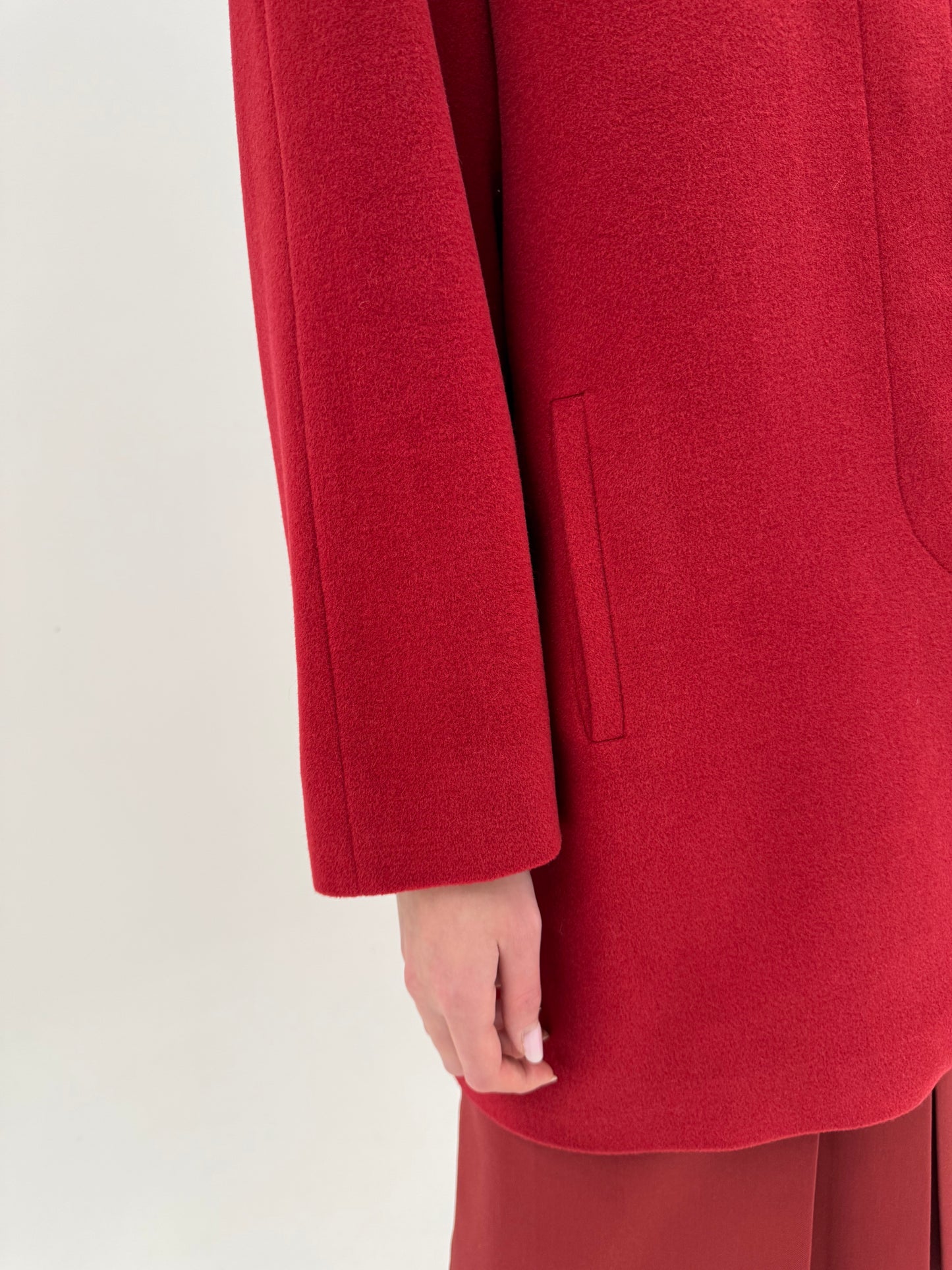 Palton italian cherry red în croi minimalist din stofă excepțională de lana