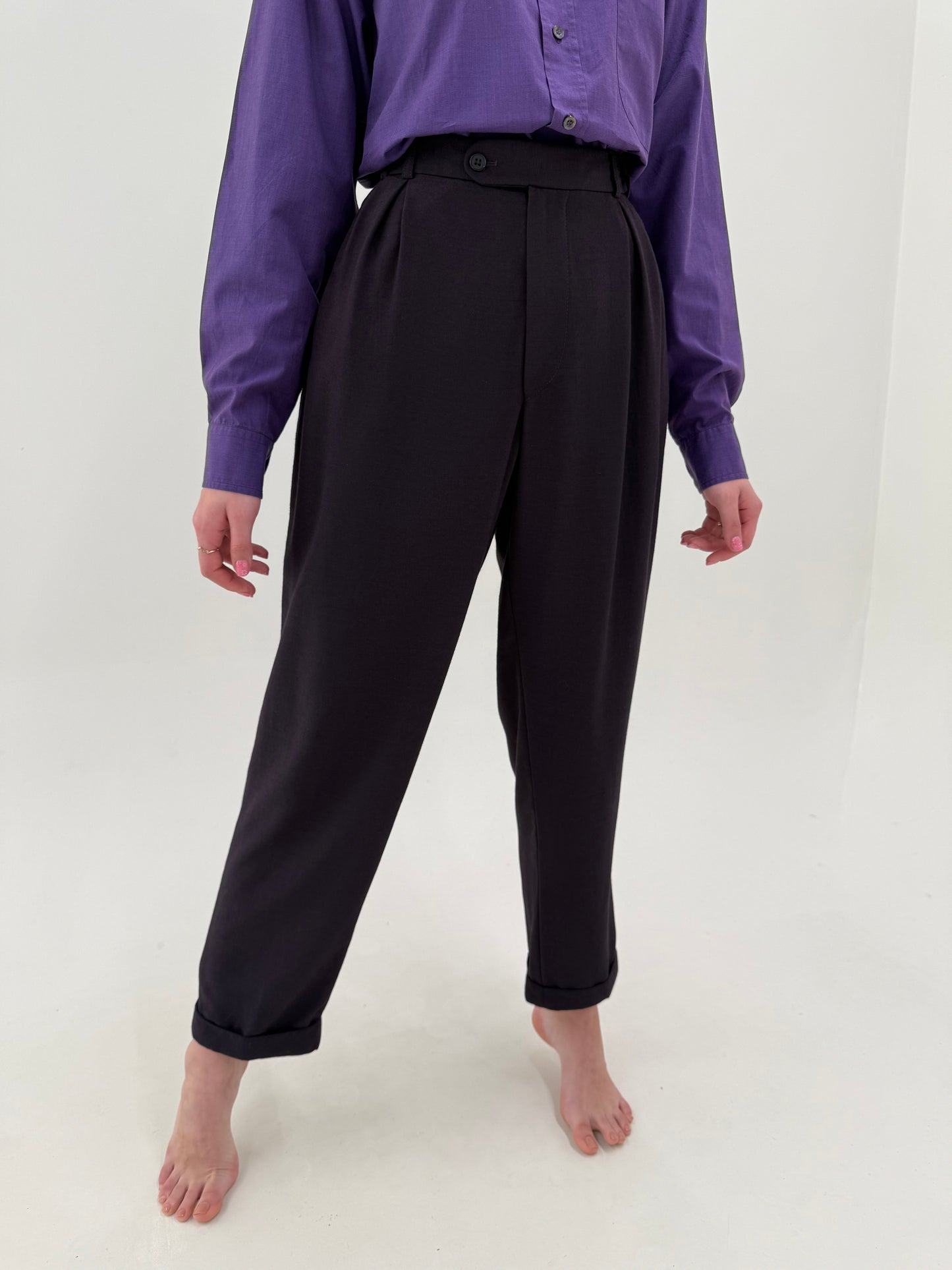 Costum vintage tip smoking aubergine cu revere satinate de la zi la seară