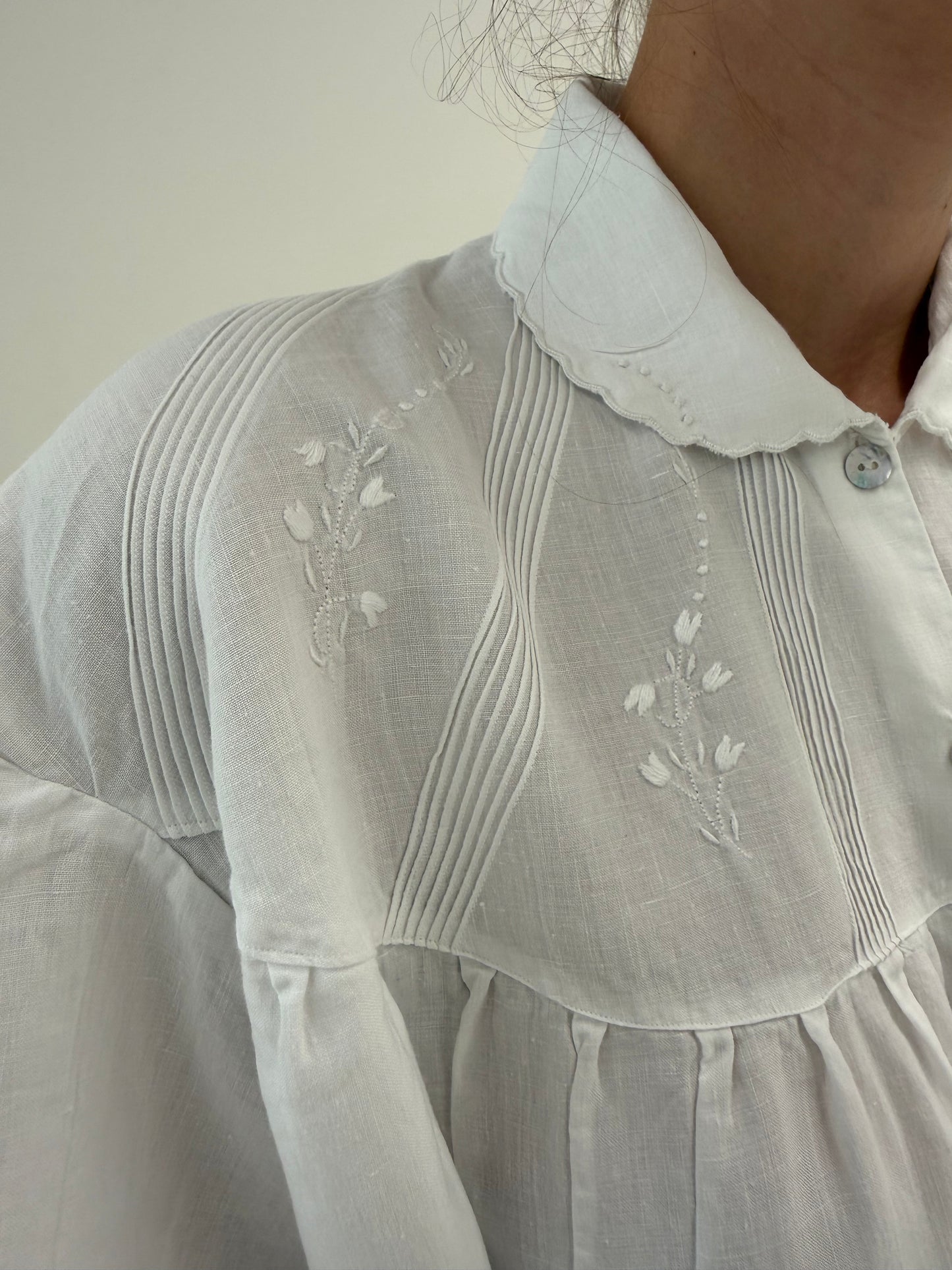 Rochie vintage maxi bijuterie din in excepțional cu broderie manuală delicată