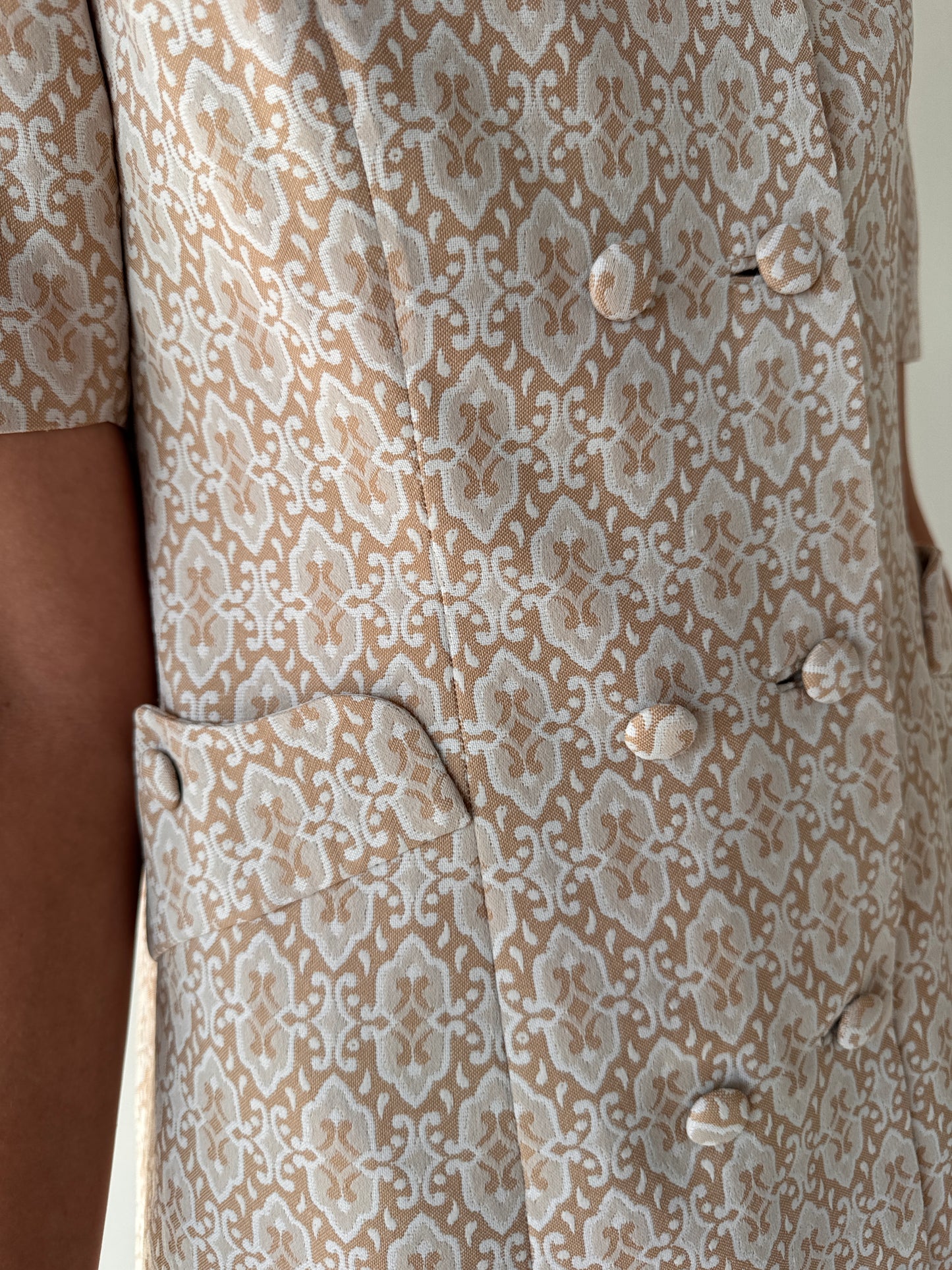 Rochie old vintage din brocart de sfârșit de ani 60 light nude și ivoire