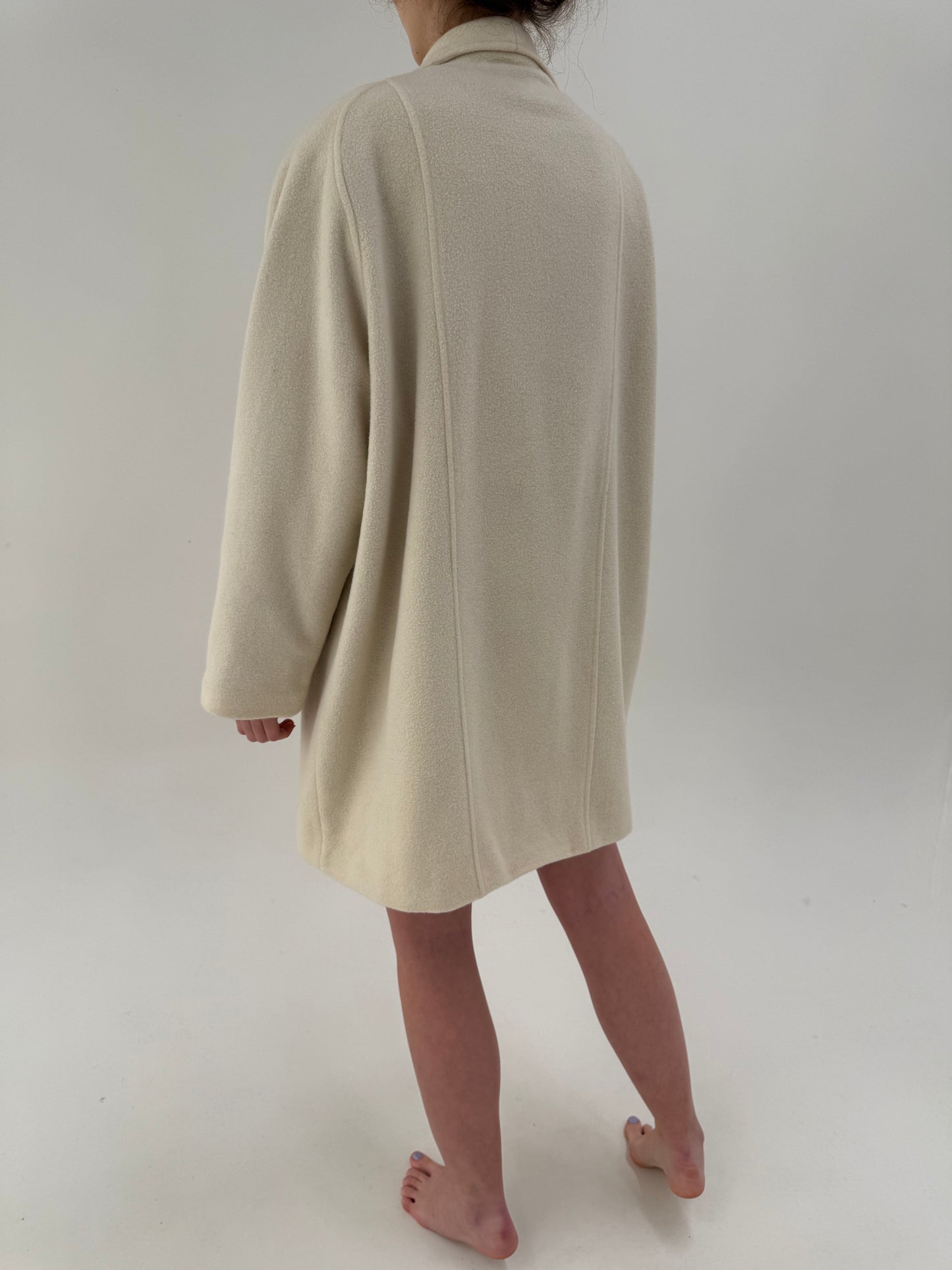 Palton vintage off white din stofă extrafina și moale de lana cu revere rotunjite