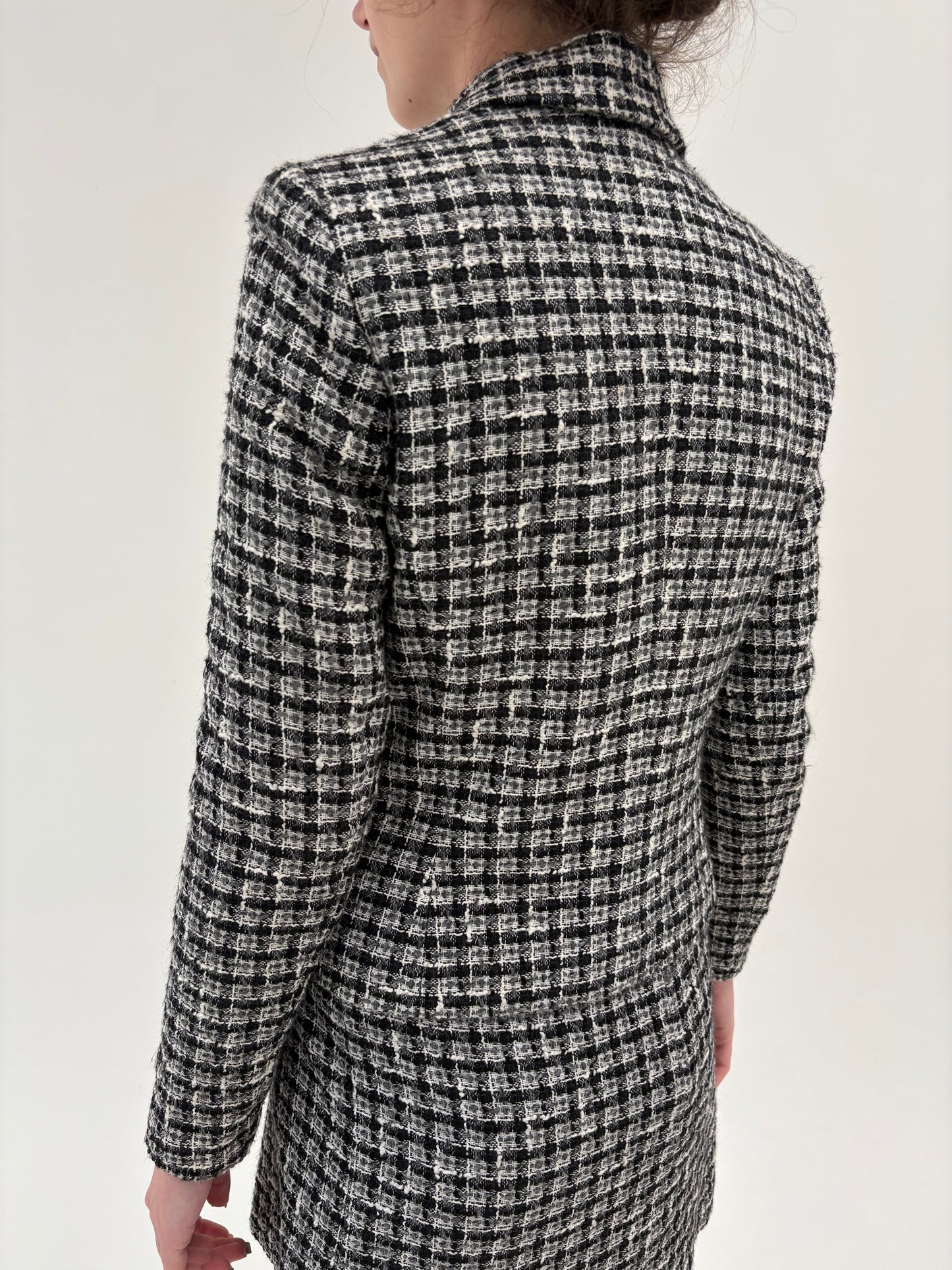 Deux piece in stil Chanel din tweed de lana alb negru cu fusta mini plisată