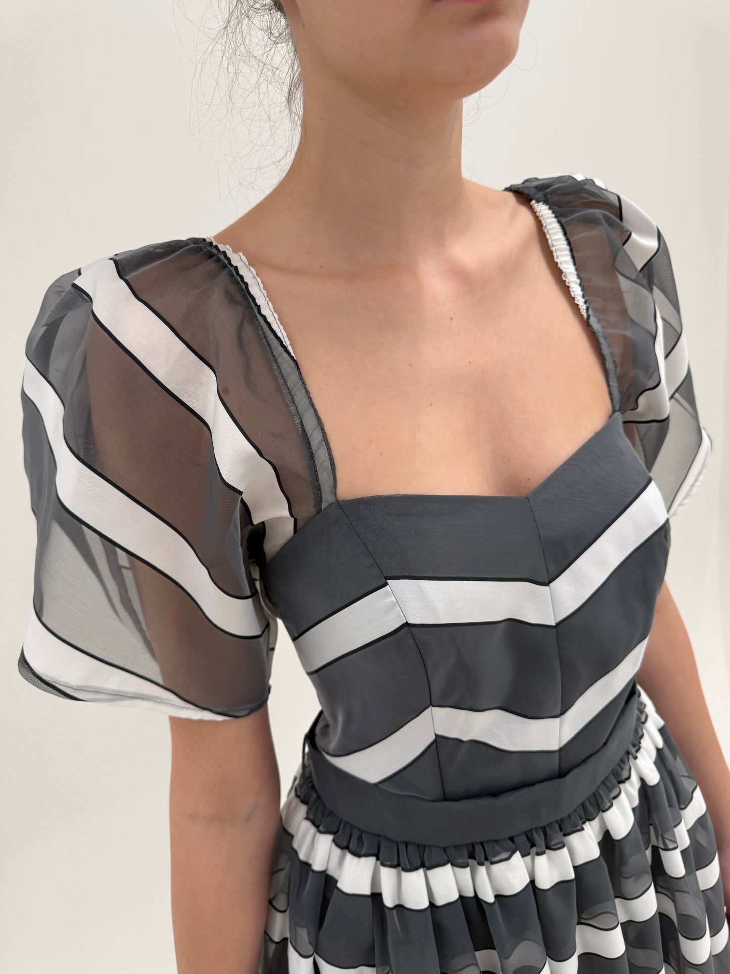 Rochie vintage maxi cu dungi , corsaj și mâneci din organza