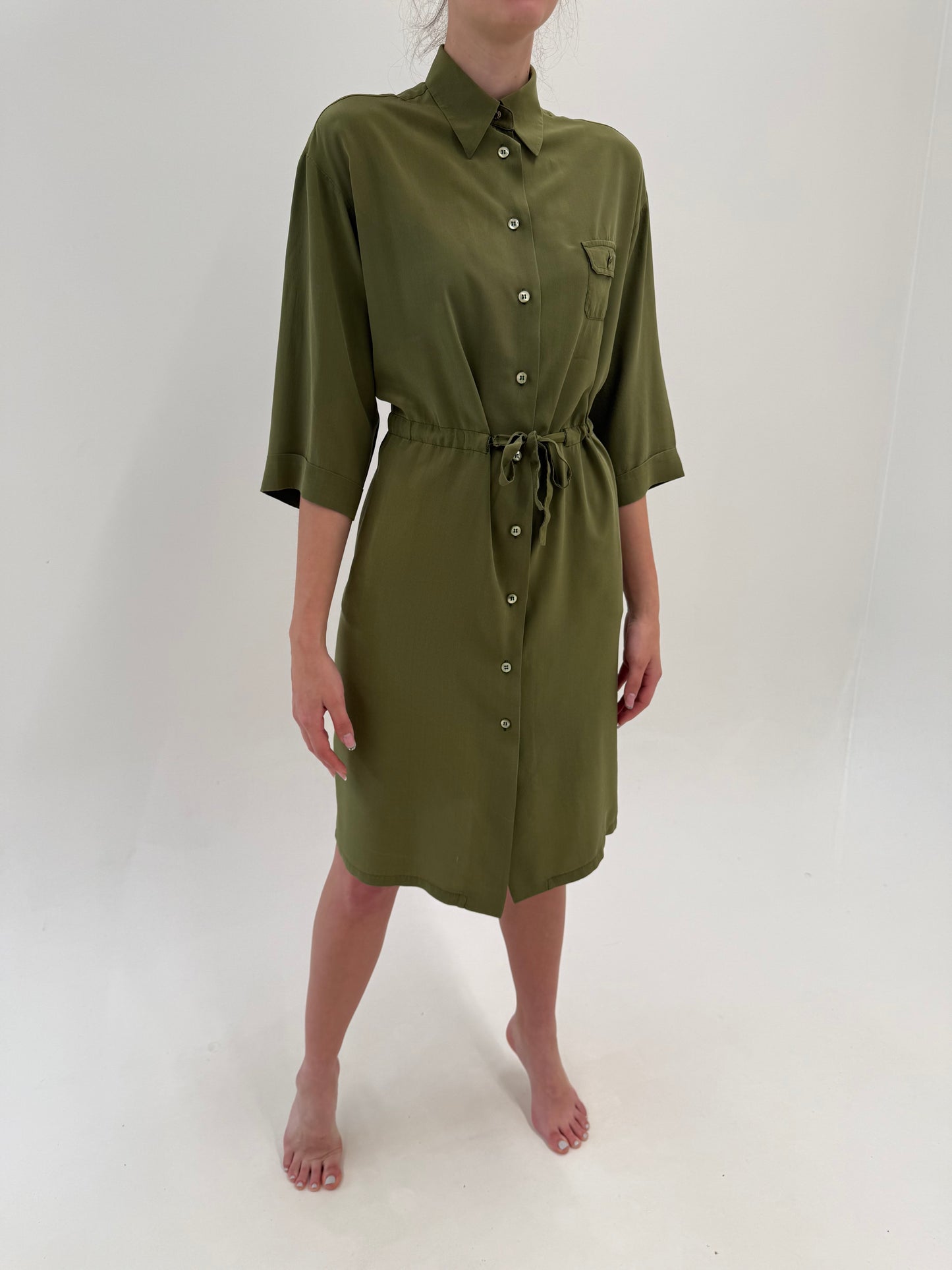 Rochie luxury Iceberg din mătase naturală kaki în croi amplu cu talie reglabilă