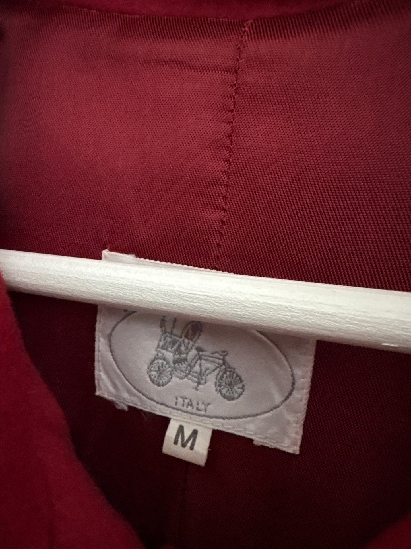 Palton italian cherry red în croi minimalist din stofă excepțională de lana