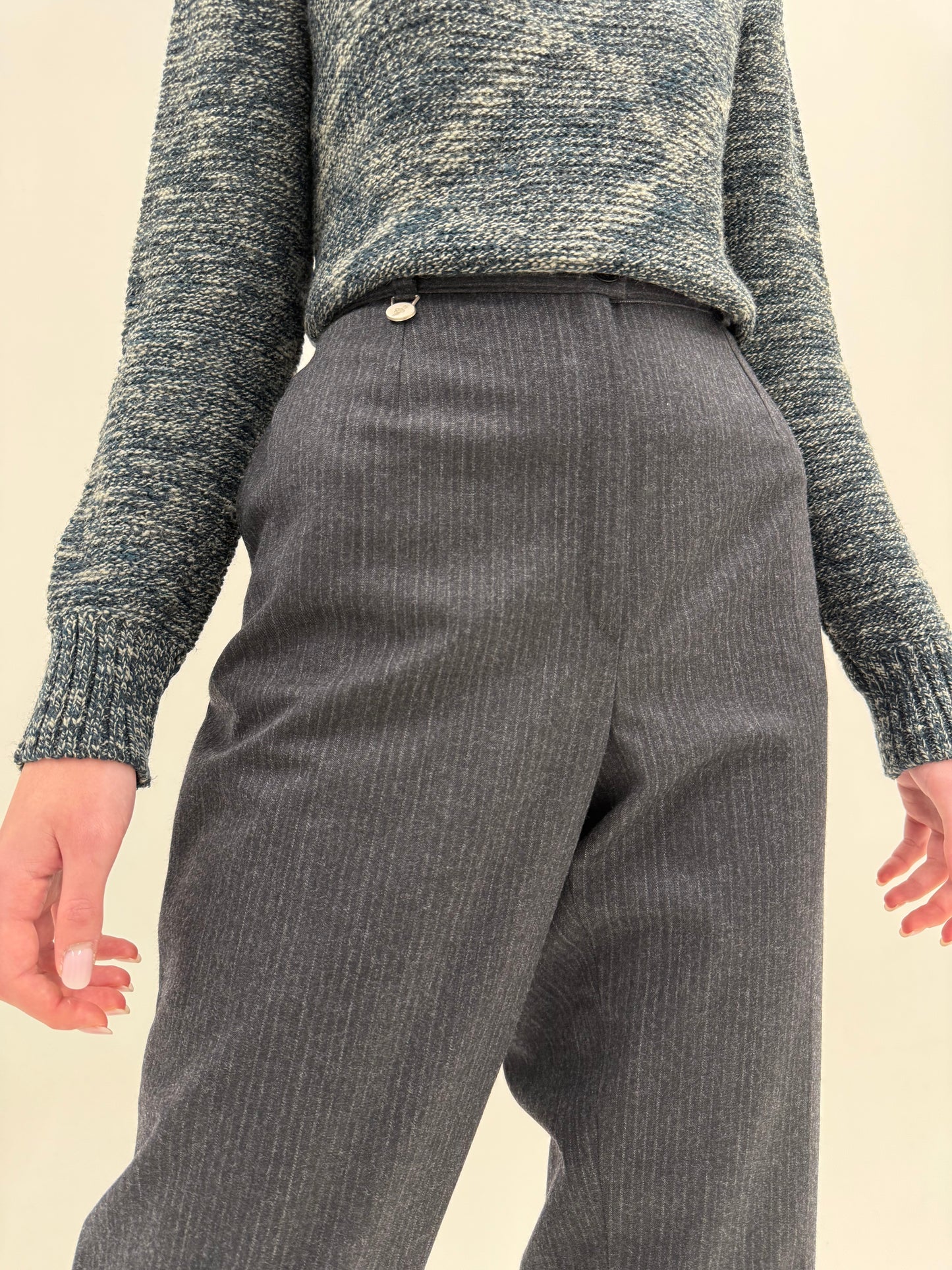 Pantaloni charcoal gray din lana plină cu talie înaltă ușor mai generoasă