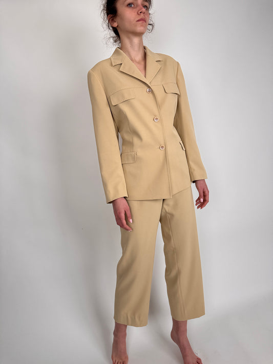 Costum beige din stofita de vară ușor strech cu cusături manuale decorative