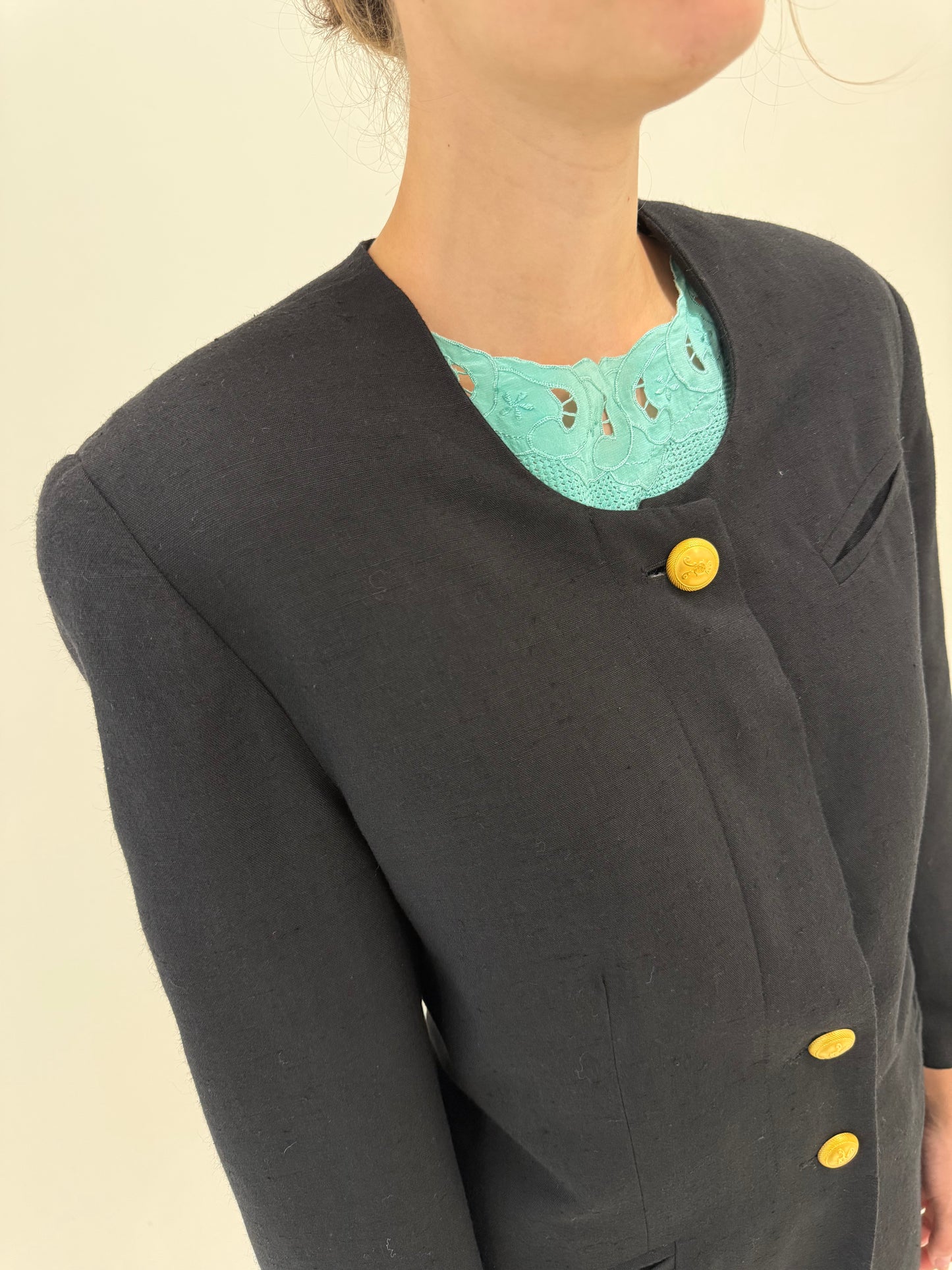 Sacou negru vintage în croi retro modern din pânză cu nasturi aurii