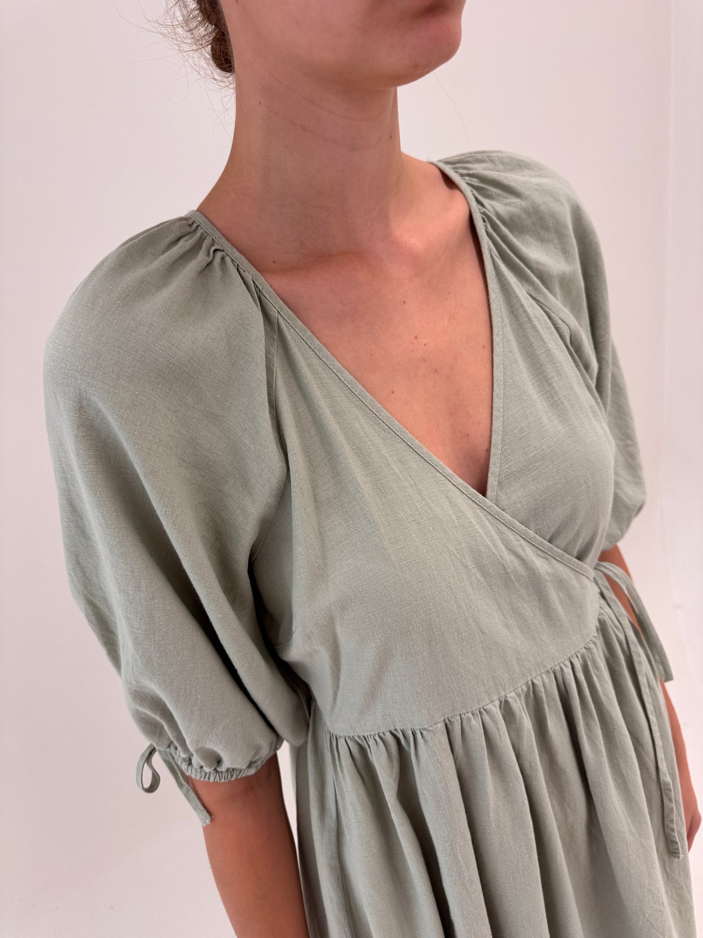 Rochie maxi din in premium dusty mint green petrecută cu mâneci ușor bufante
