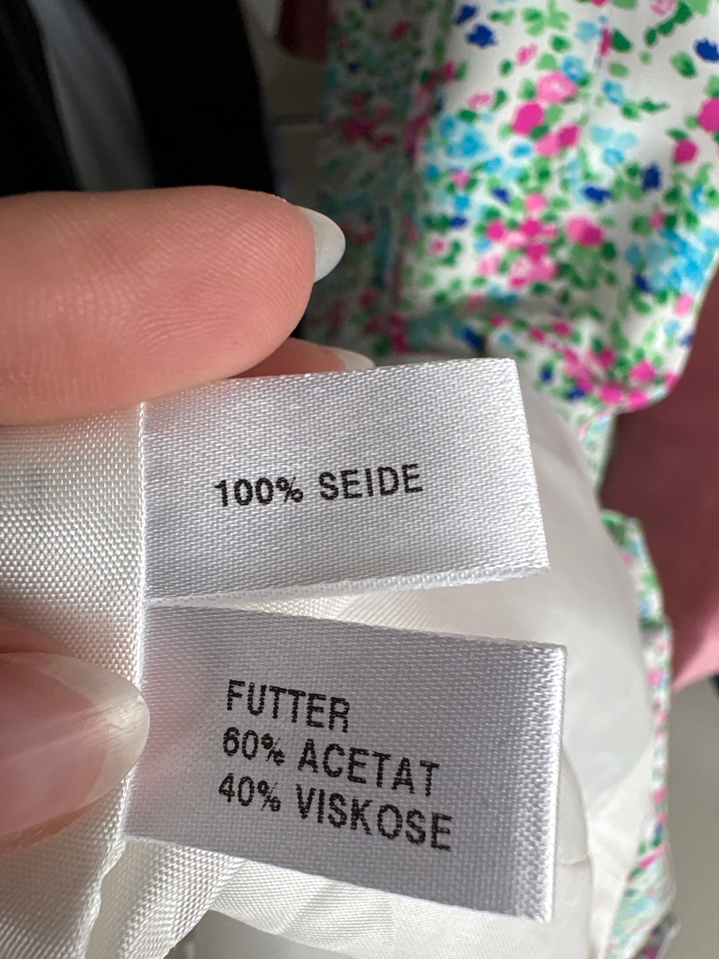 Rochie din mătase naturală cu print floral superb și talie ușor marcată