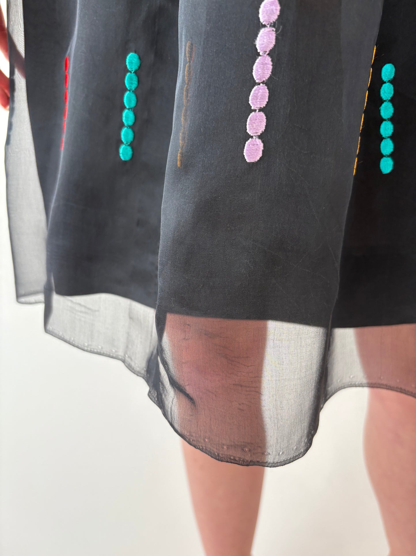 Fustă neagră vintage brodată din organza de mătase naturală