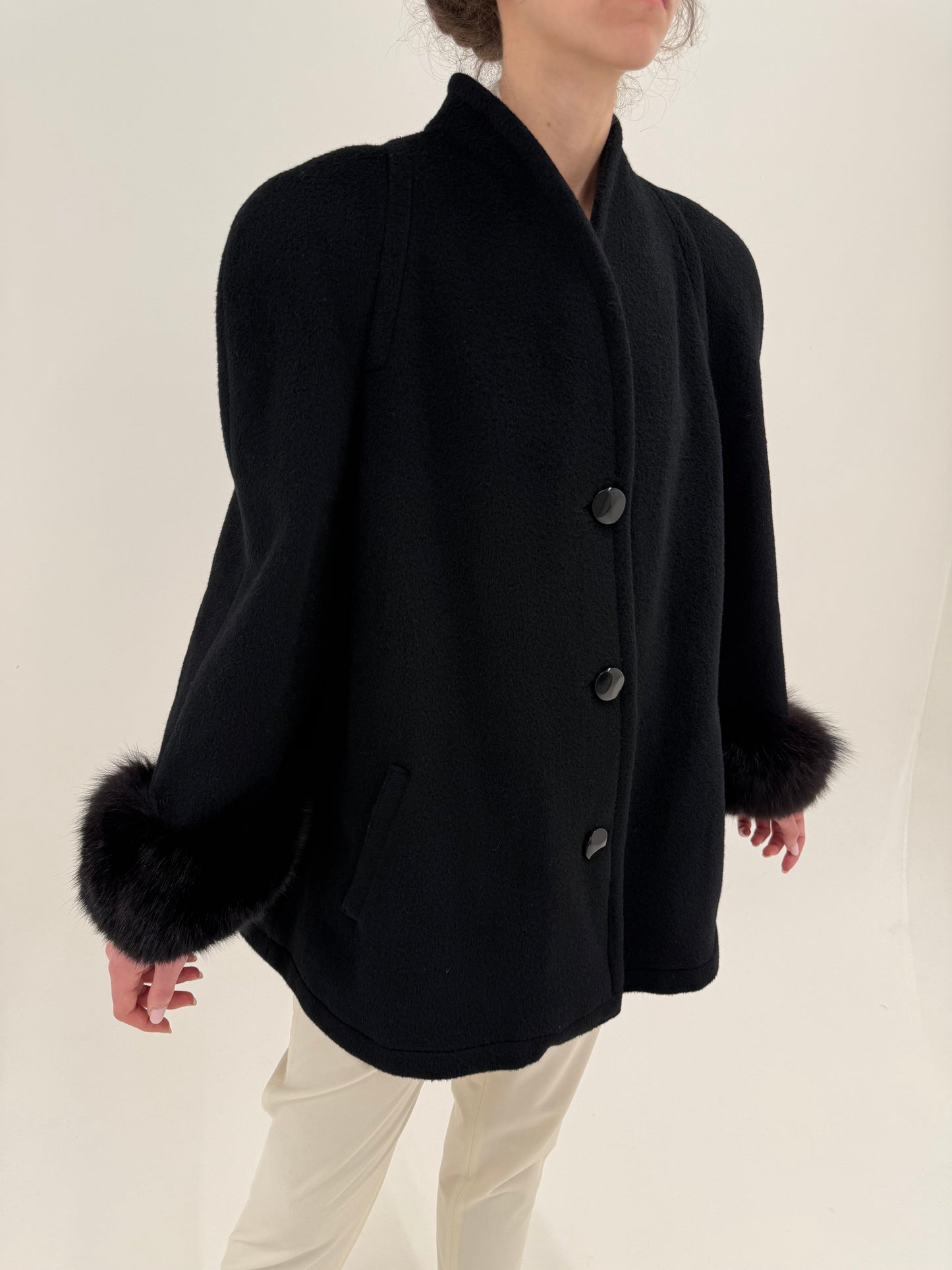 Palton negru italian cu blană naturală de vulpe la mâneci în croi tip capa