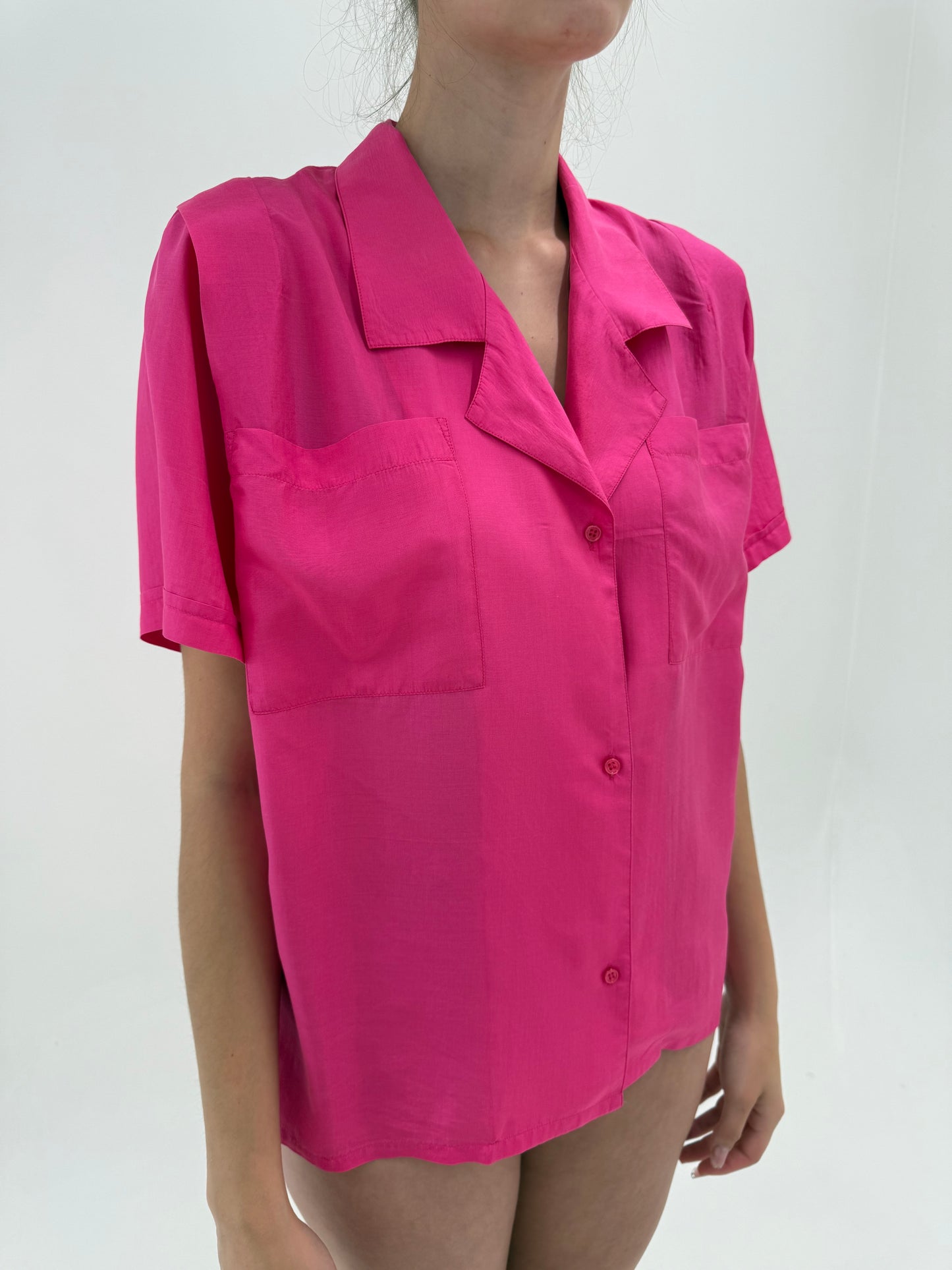 Cămașa neon pink din mătase naturală în croi retro modern