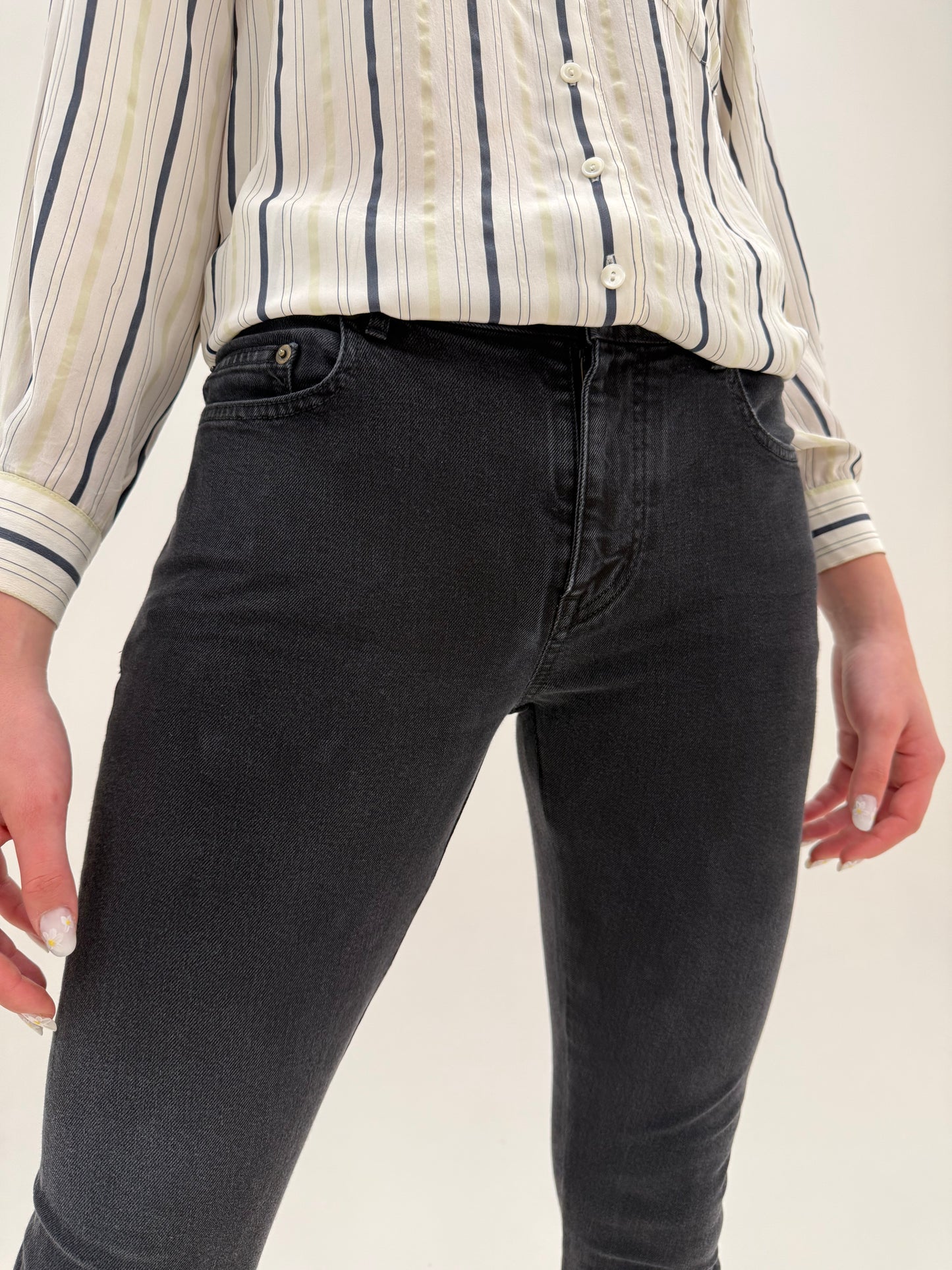 Jeans Saint Laurent model iconic clasic pentru brand negri modelatori