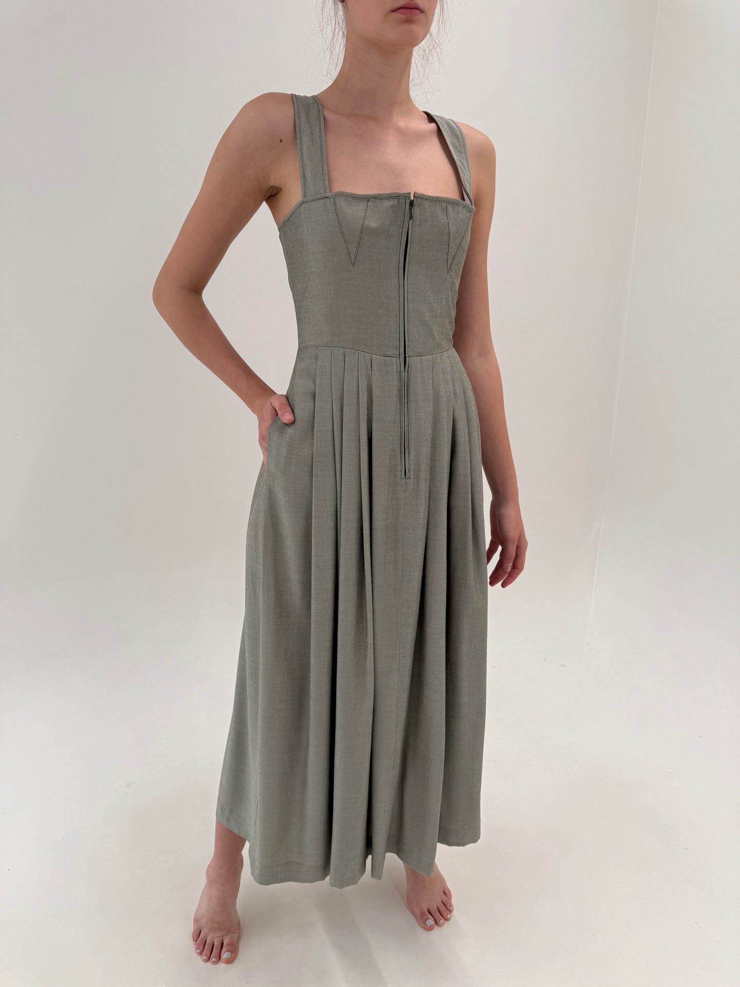 Rochie maxi cu corsaj și buzunare Sage green din panzica extrem de fină