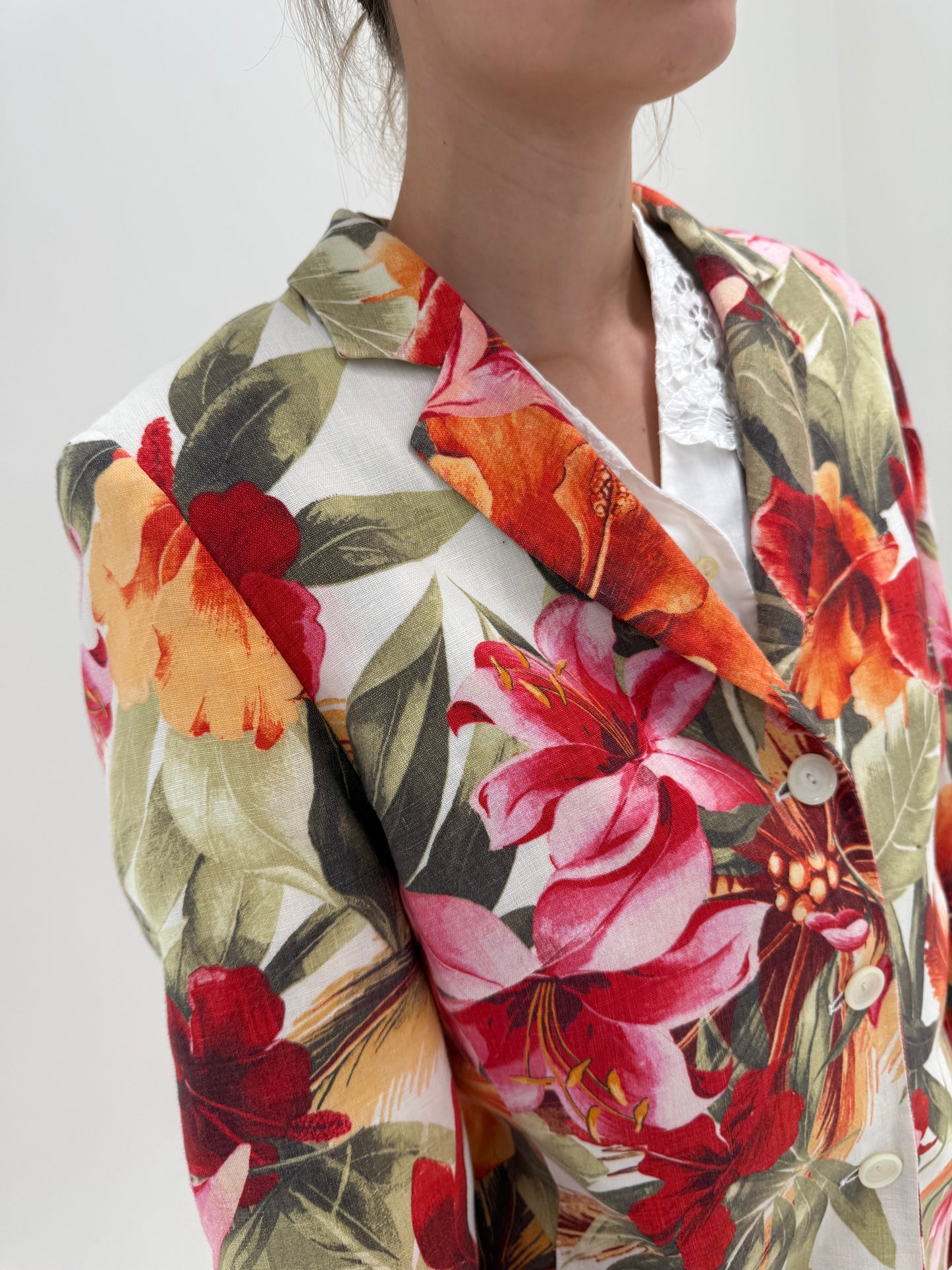 Sacou petite din in cu print floral superb în croi clasic