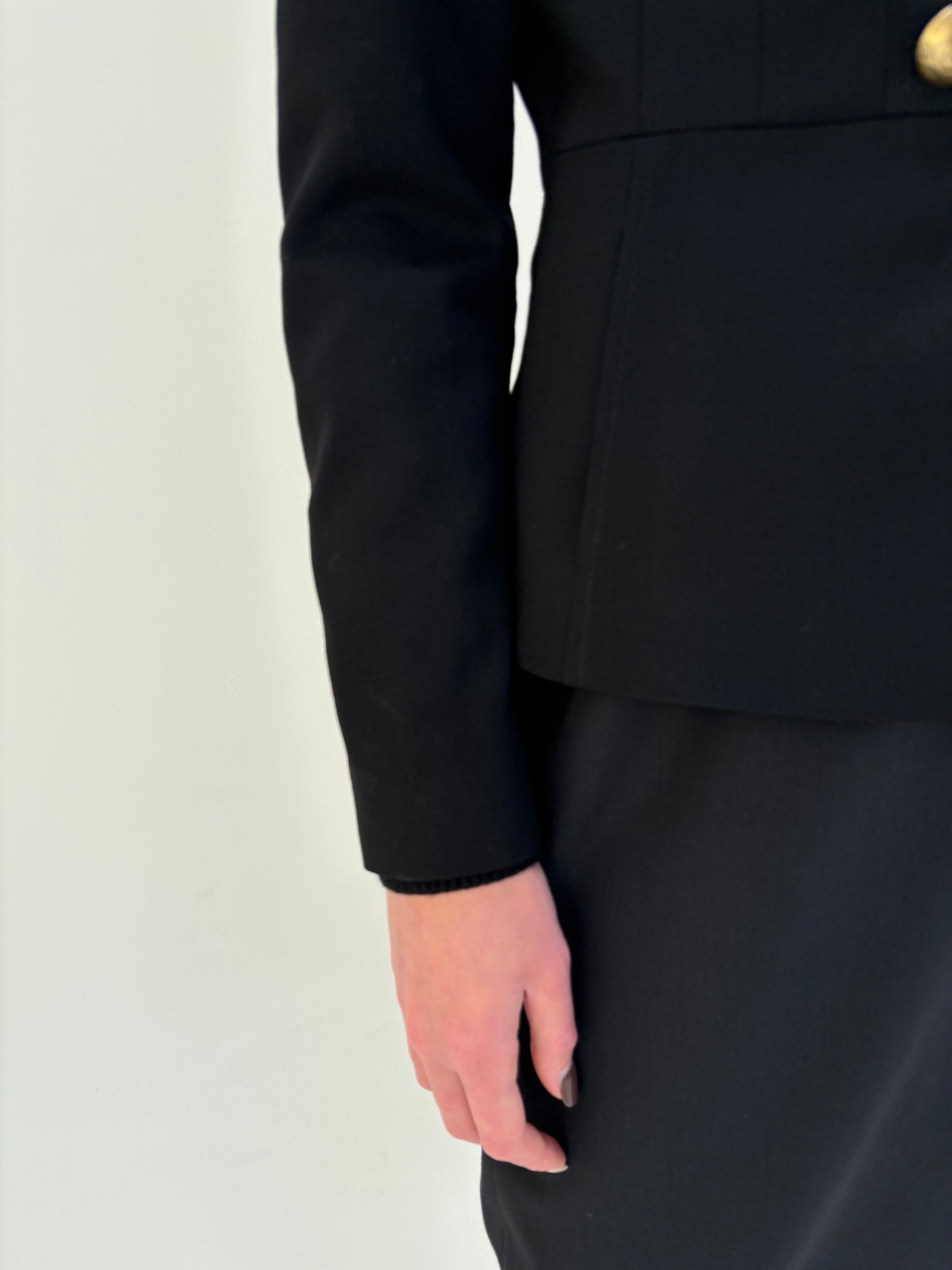 Sacou negru Escada cambrat cu influențe super actuale soft military