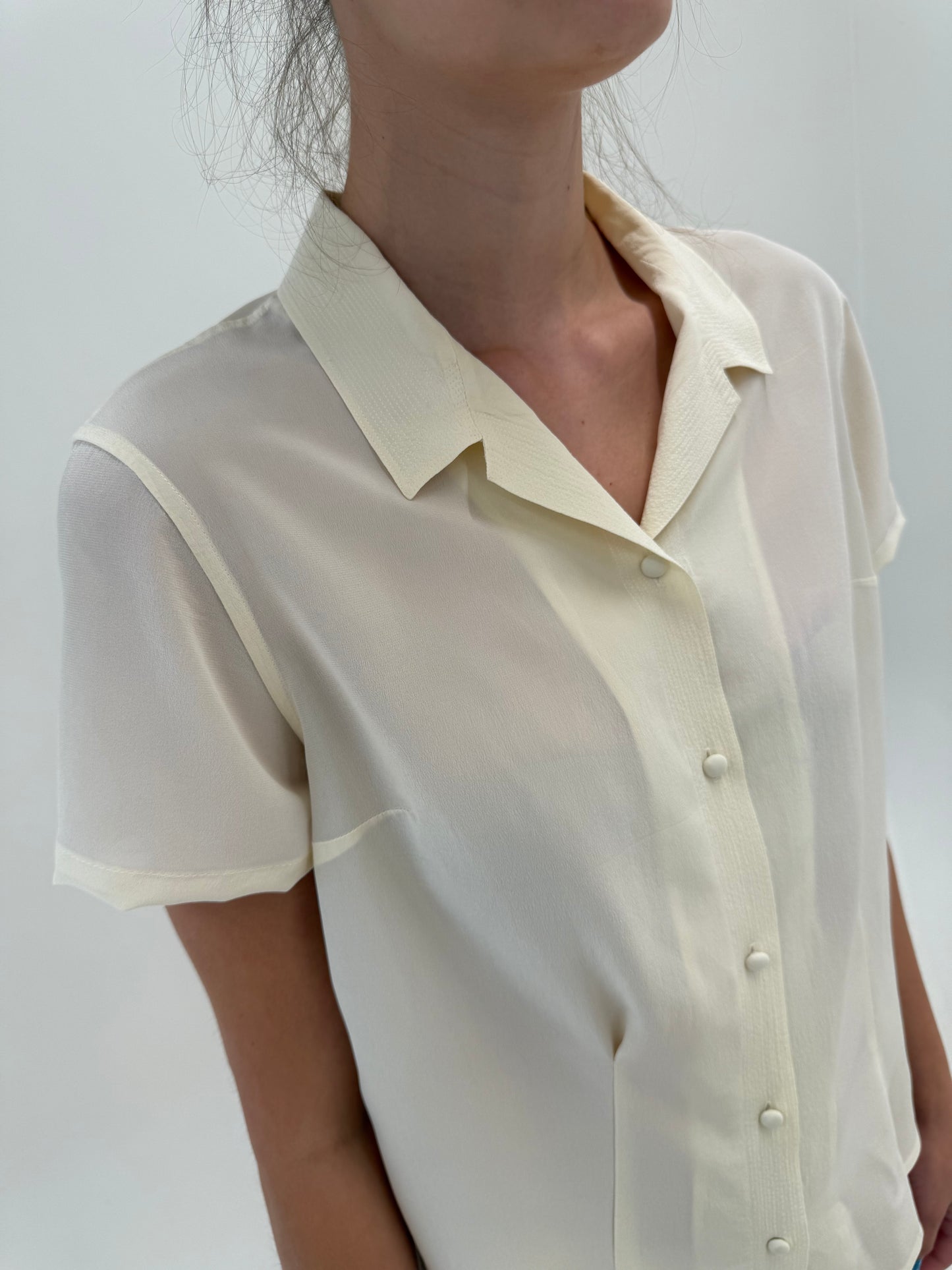 Cămașa butter nude din mătase naturală în croi minimalist
