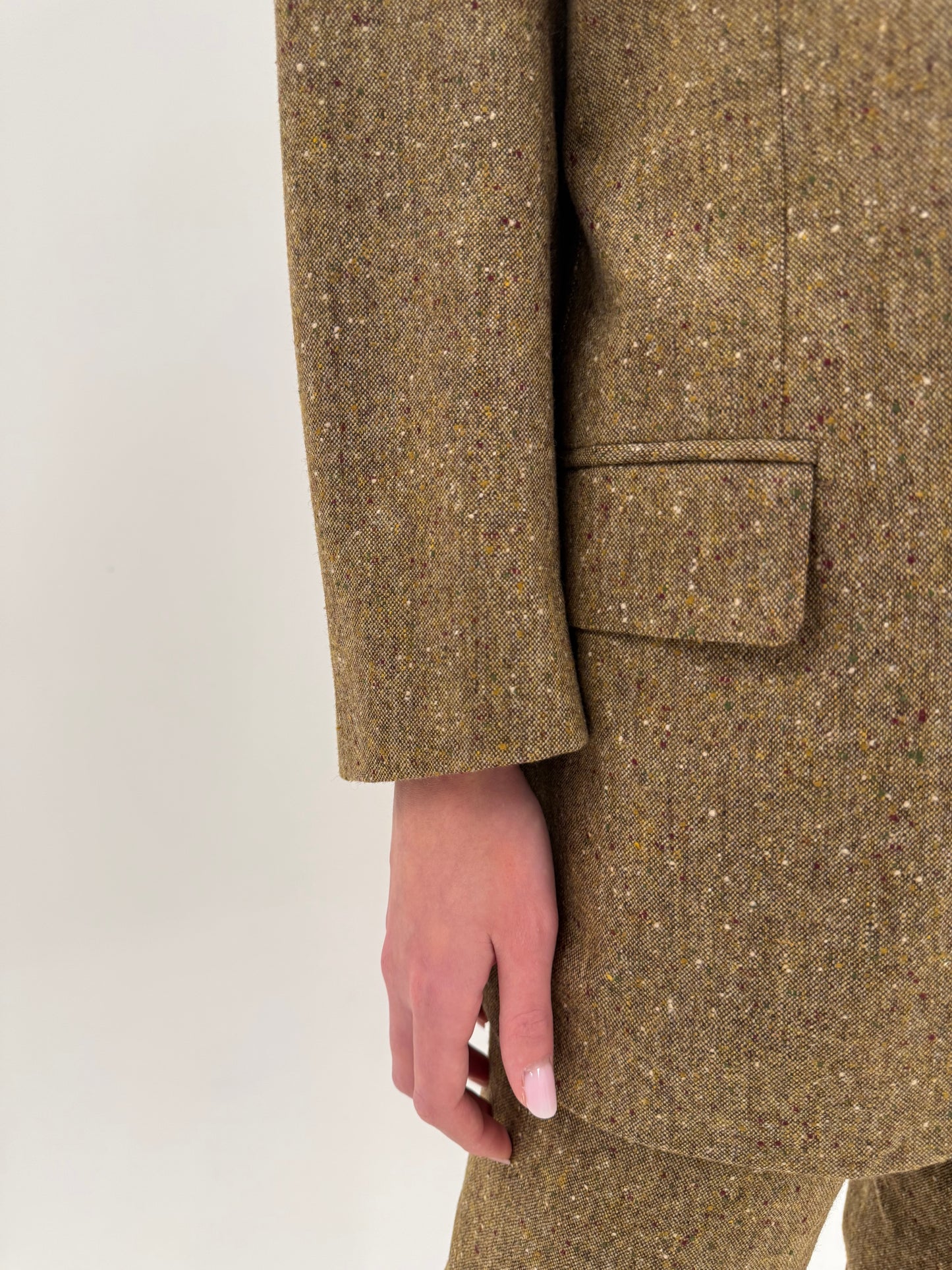 Costum camel ultra luxury bespoke din tweed Donegal de lana extrafina