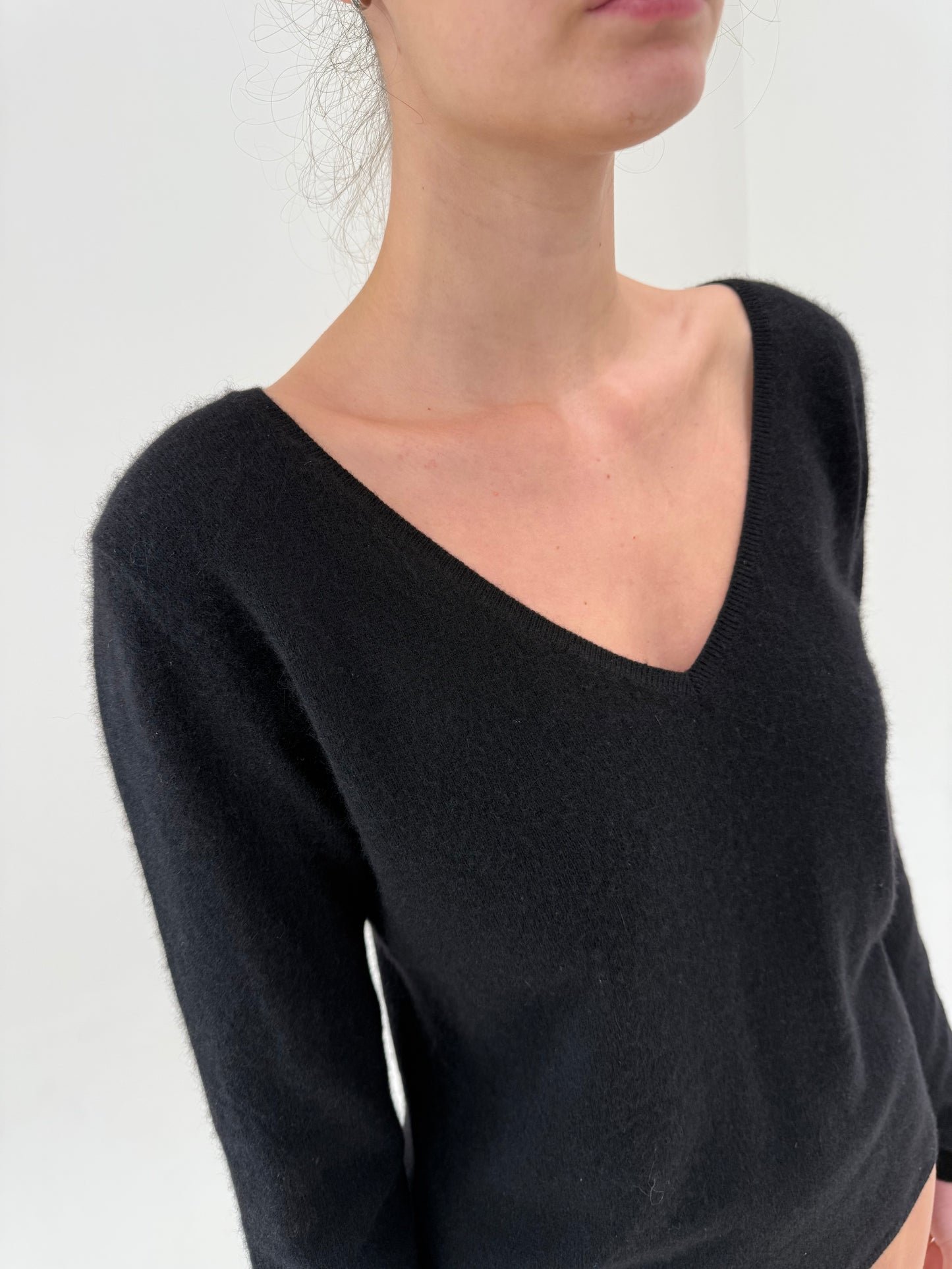 Pulover negru în anchior din cașmir ideal pentru primăvara