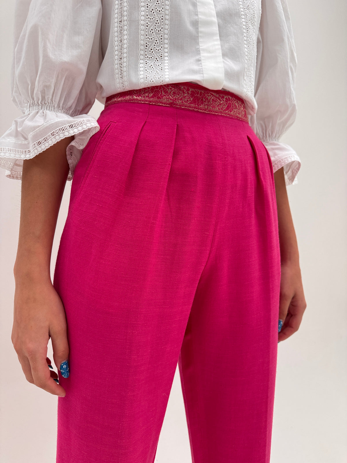 Pantaloni din pânză fină cu talie ultra marcată extrem de înaltă fucsia și solduri generoase