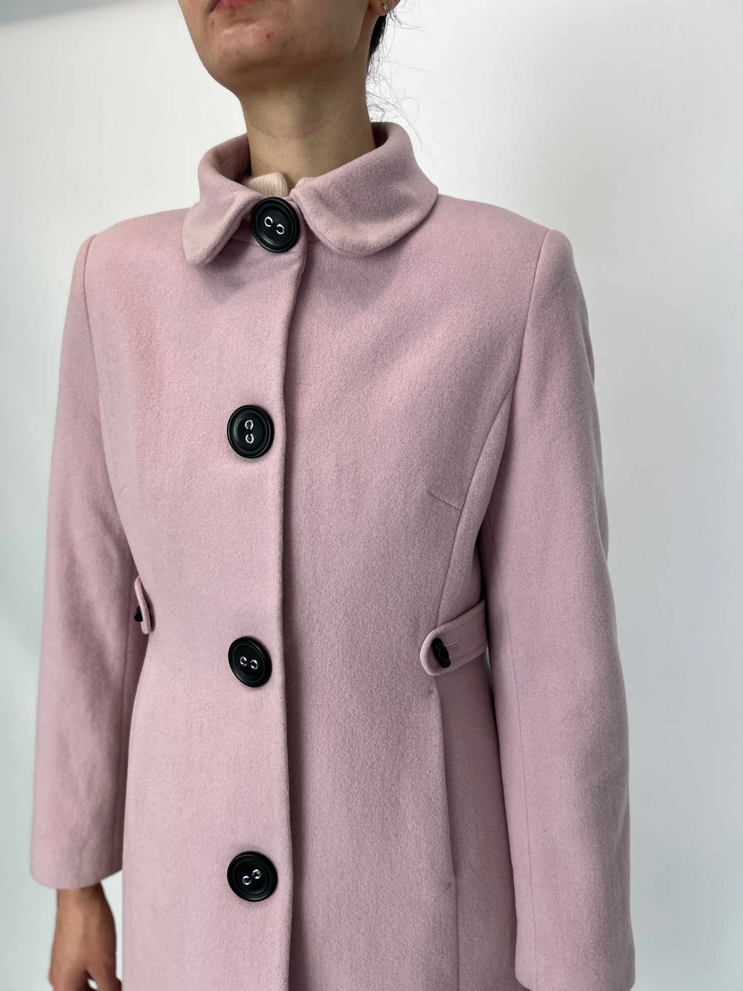 Palton roz pudrat din stofă de lana fina cu cașmir în croi feminin