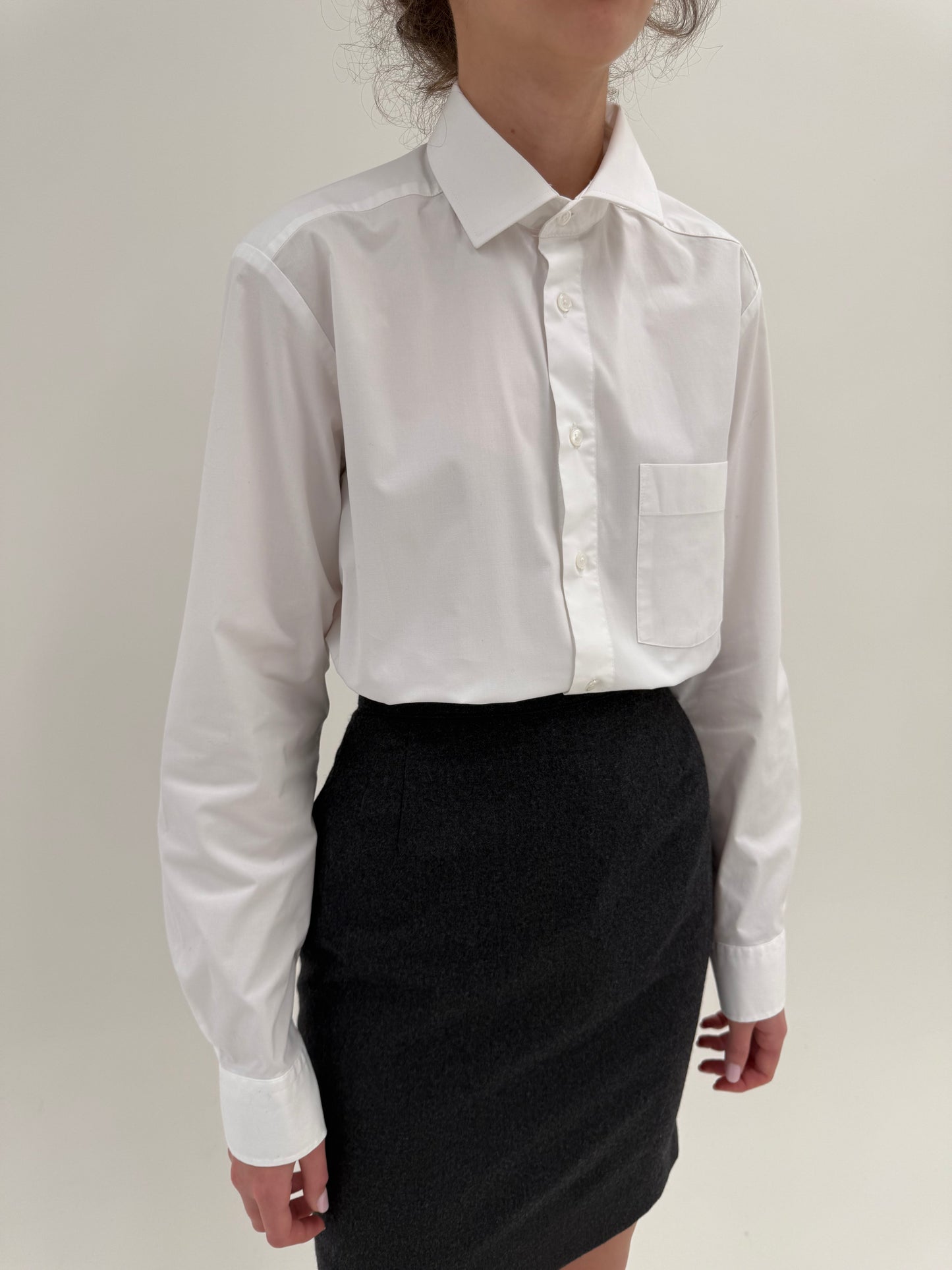 Cămașa albă în croi actual din poplin high end de bumbac structurat