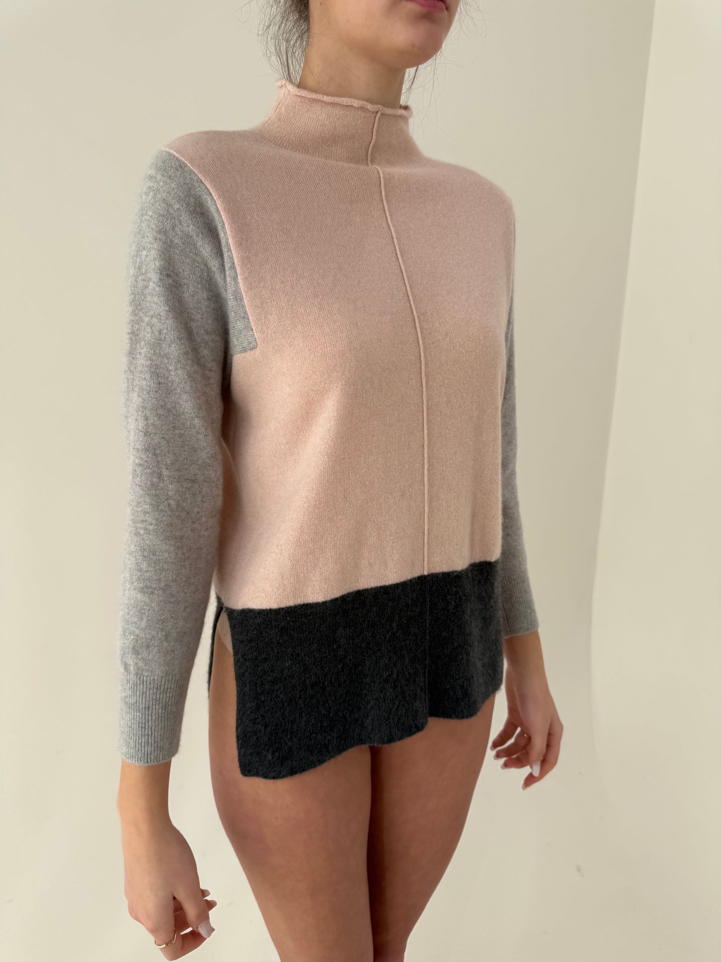 Maleta din cașmir colorblock în croi modern și culori pudrate