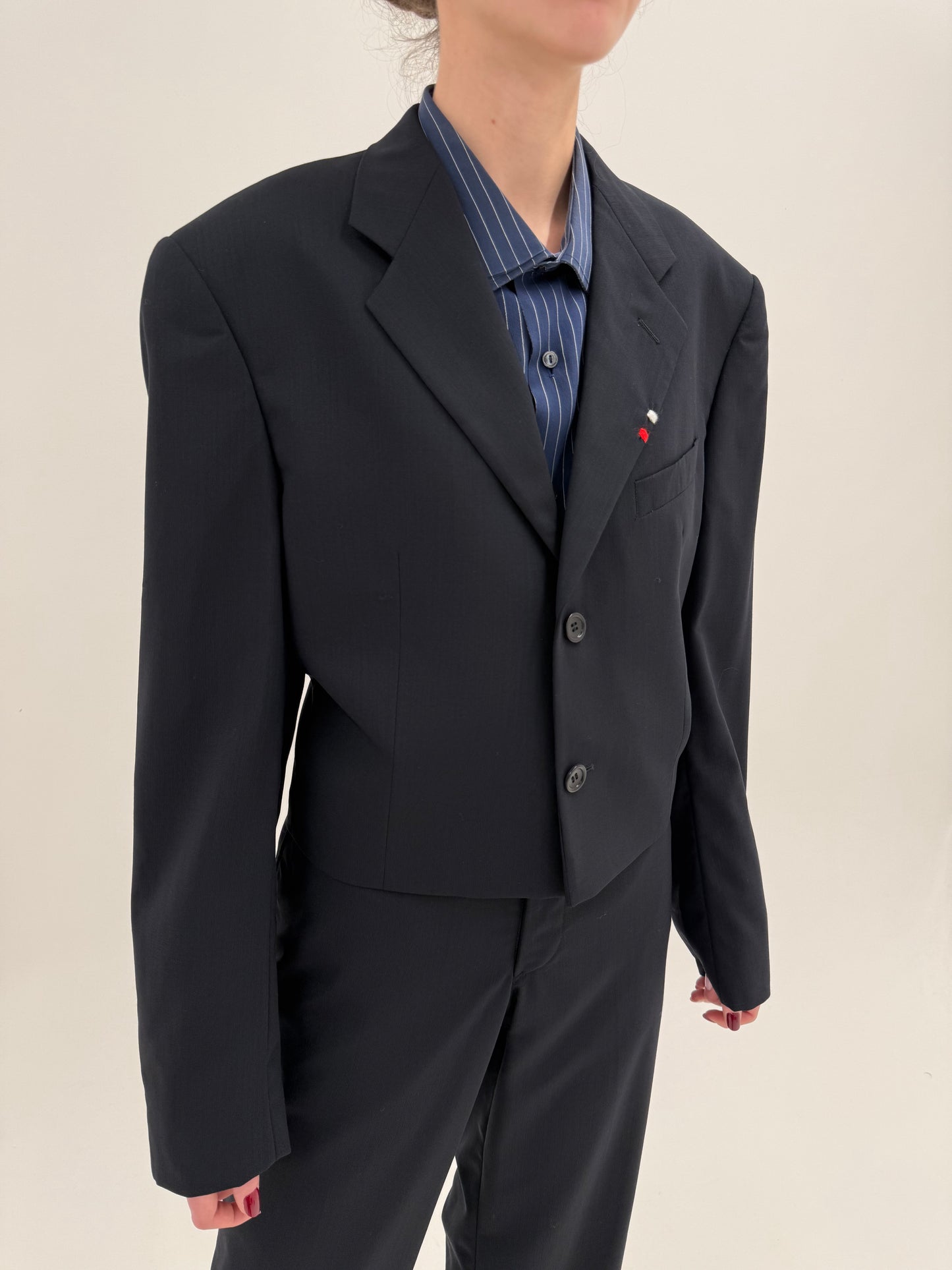 Costum Armani în croi super actual cu sacou scurt din lana extrafina