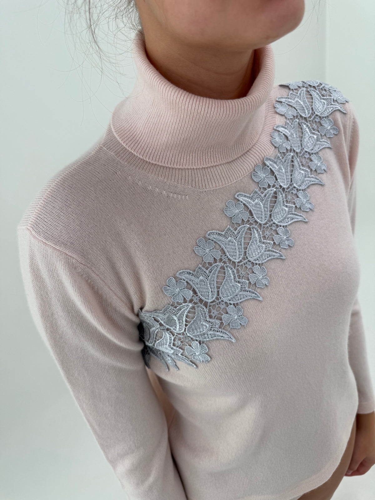 Maleta powder Pink din cașmir cu dantelă macrame