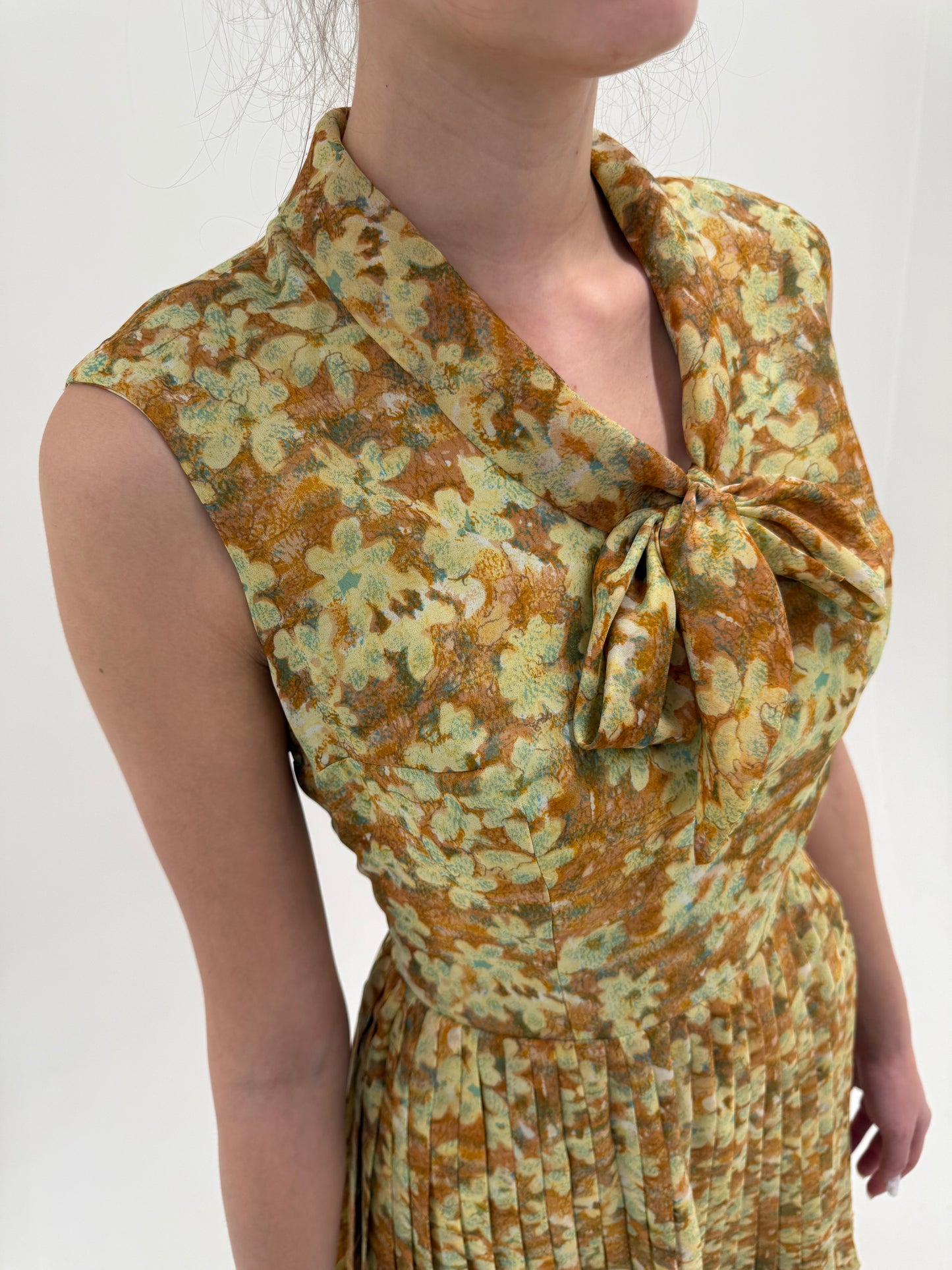 Rochie vintage cu panglică la gat și fustă plisată cu talie ultra înaltă