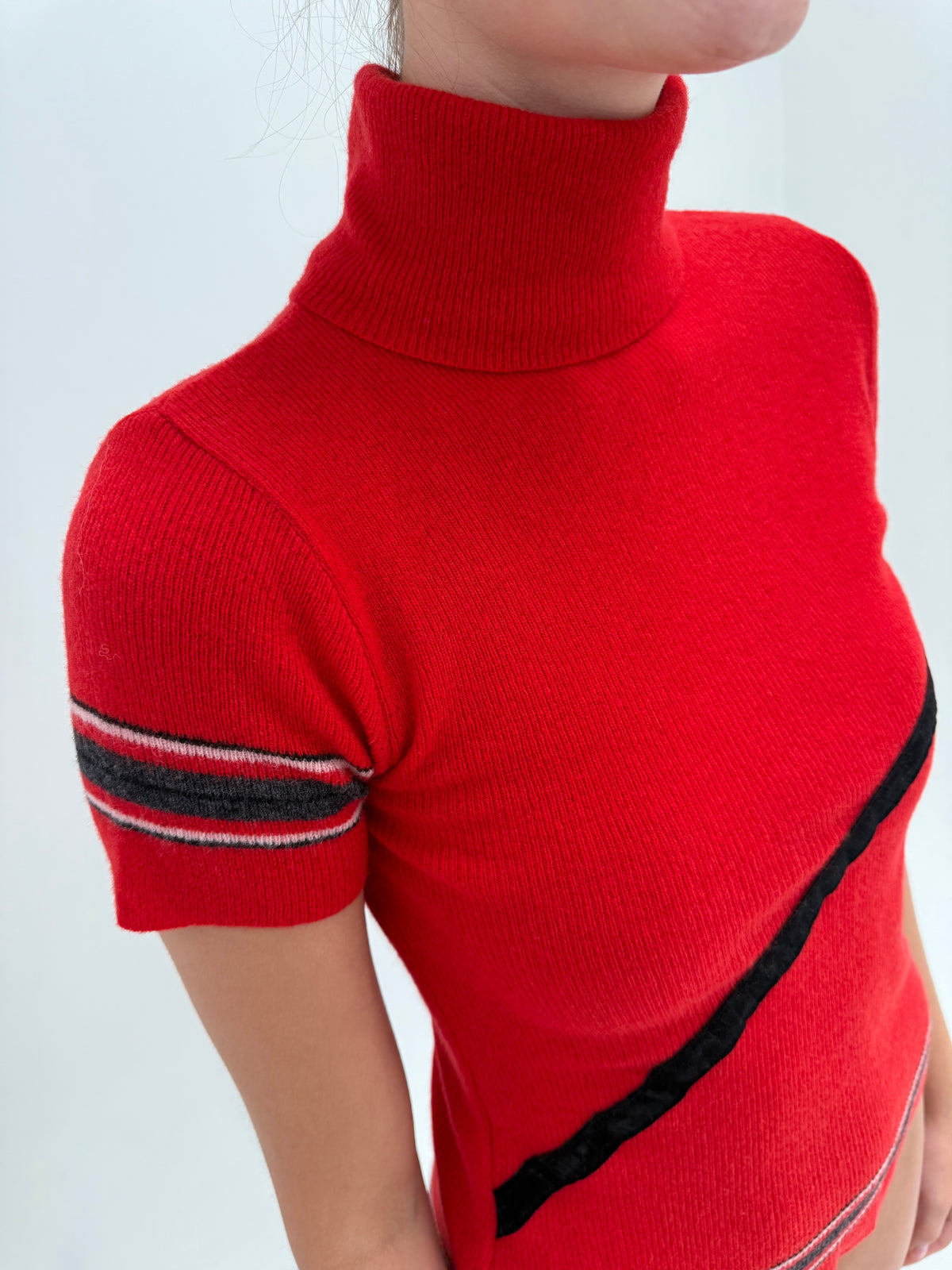 Maleta vintage roșu tare 80% lana extrafina ribbed cu dungi